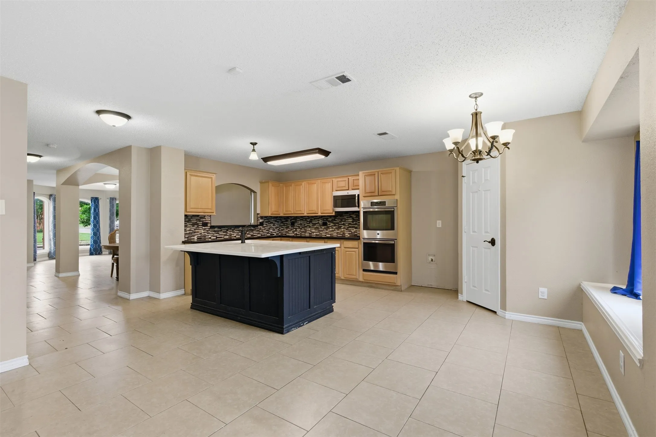 Single Family Residence For Sale in Tarrant County , 829 Elbe Drive, Arlington, Texas 76001, 4 Bedroom, 3 Bathroom, 2 Garage spaces, 2,937 Sqft, built in 2000, mls#21255507, Real Estate Agent in Arlington, Homes For Sale in Tarrant county, Homes For Sale in Arlington, Realtor in Arlington Texas, Real Estate Brokerage Independent Realty Texas, Luminita Cordes Realtor