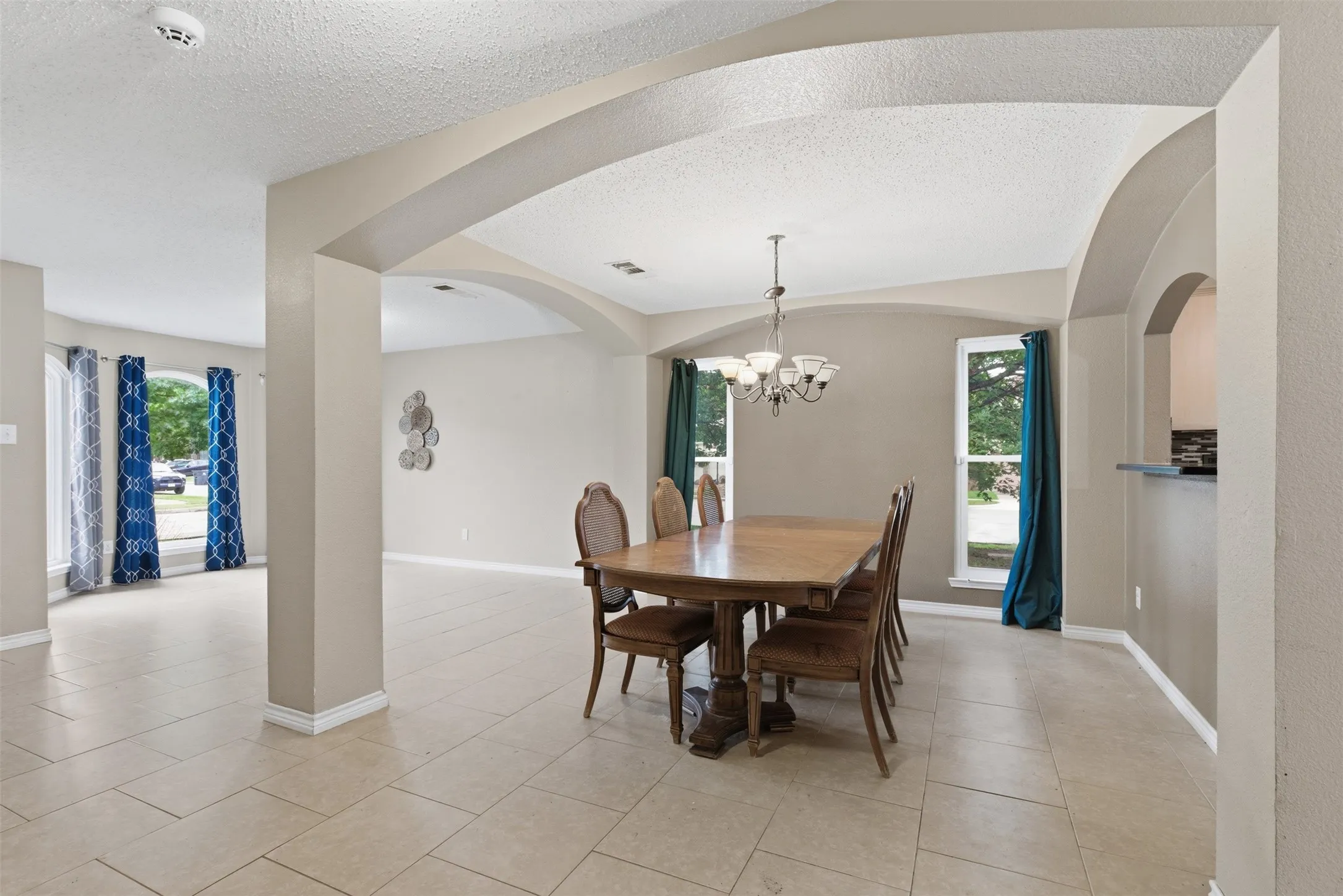 Single Family Residence For Sale in Tarrant County , 829 Elbe Drive, Arlington, Texas 76001, 4 Bedroom, 3 Bathroom, 2 Garage spaces, 2,937 Sqft, built in 2000, mls#21255507, Real Estate Agent in Arlington, Homes For Sale in Tarrant county, Homes For Sale in Arlington, Realtor in Arlington Texas, Real Estate Brokerage Independent Realty Texas, Luminita Cordes Realtor