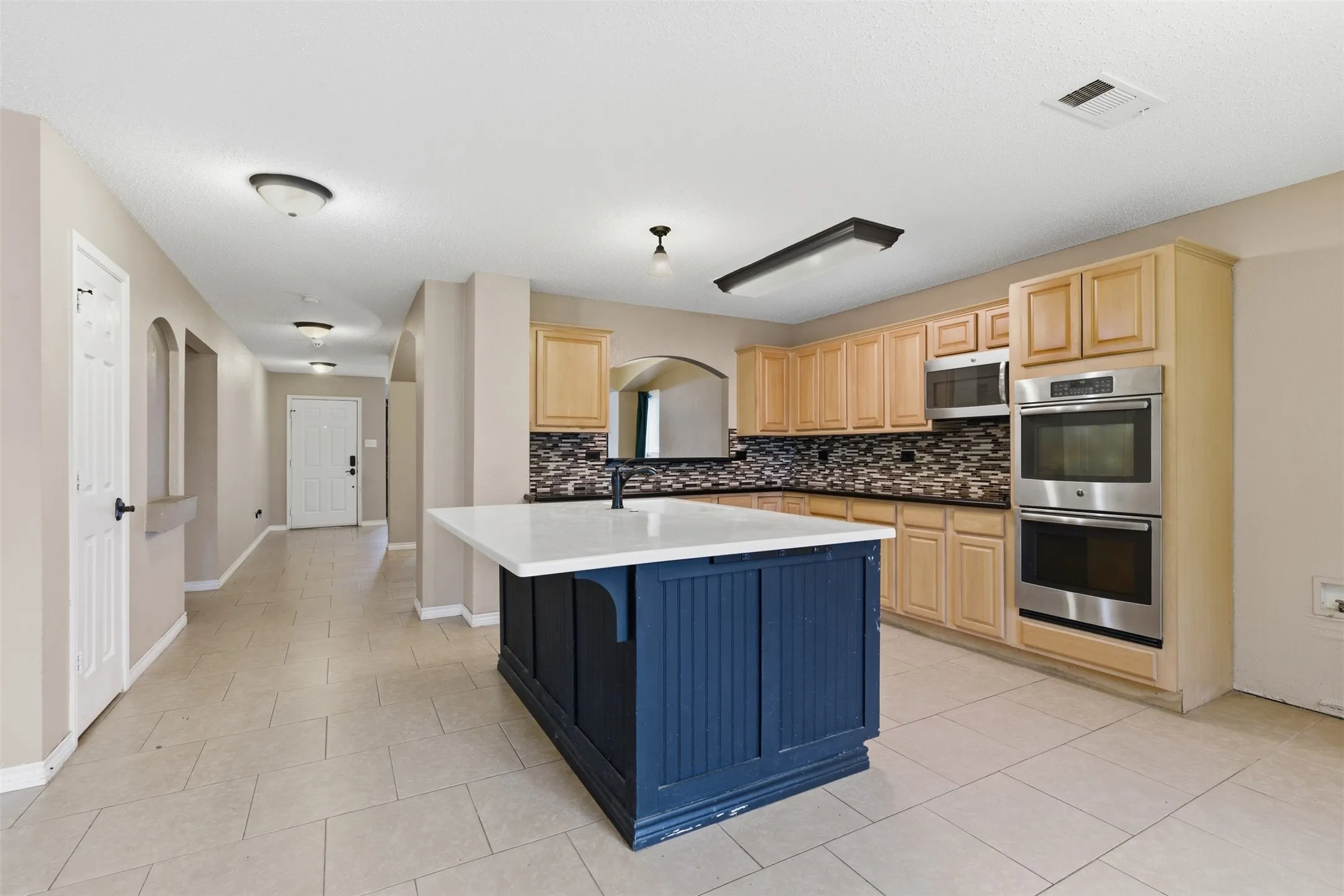 Single Family Residence For Sale in Tarrant County , 829 Elbe Drive, Arlington, Texas 76001, 4 Bedroom, 3 Bathroom, 2 Garage spaces, 2,937 Sqft, built in 2000, mls#21255507, Real Estate Agent in Arlington, Homes For Sale in Tarrant county, Homes For Sale in Arlington, Realtor in Arlington Texas, Real Estate Brokerage Independent Realty Texas, Luminita Cordes Realtor