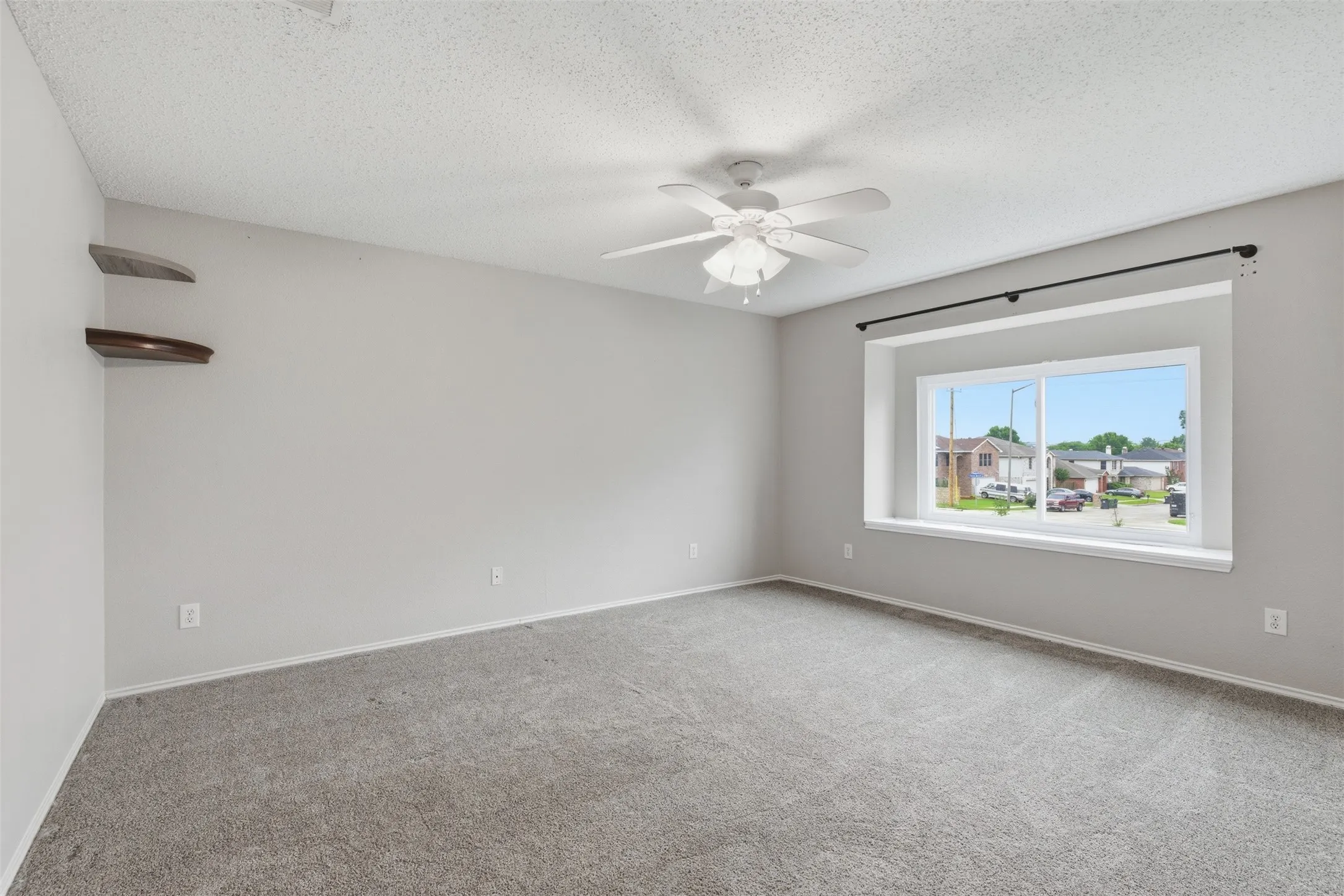 Single Family Residence For Sale in Tarrant County , 829 Elbe Drive, Arlington, Texas 76001, 4 Bedroom, 3 Bathroom, 2 Garage spaces, 2,937 Sqft, built in 2000, mls#21255507, Real Estate Agent in Arlington, Homes For Sale in Tarrant county, Homes For Sale in Arlington, Realtor in Arlington Texas, Real Estate Brokerage Independent Realty Texas, Luminita Cordes Realtor