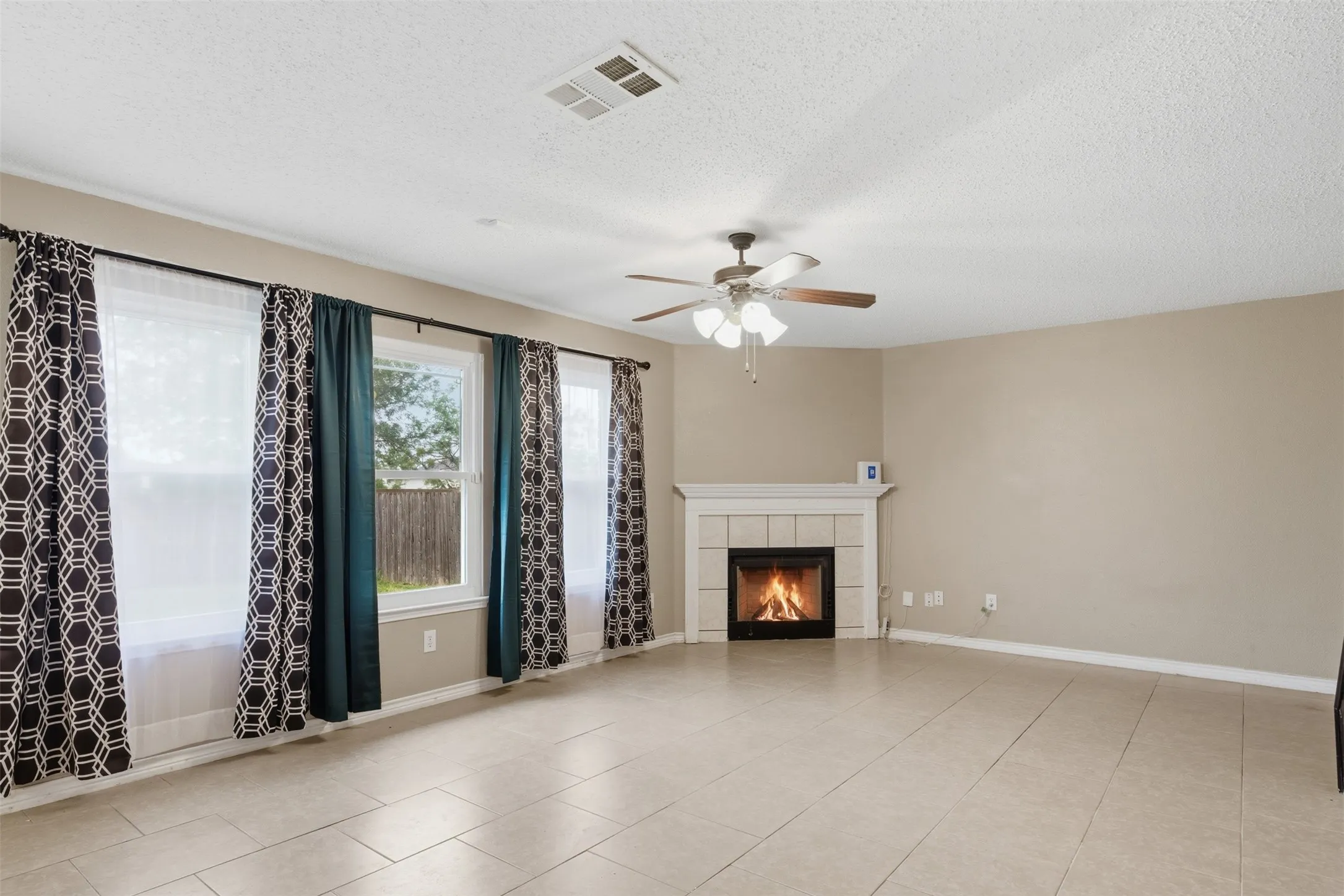 Single Family Residence For Sale in Tarrant County , 829 Elbe Drive, Arlington, Texas 76001, 4 Bedroom, 3 Bathroom, 2 Garage spaces, 2,937 Sqft, built in 2000, mls#21255507, Real Estate Agent in Arlington, Homes For Sale in Tarrant county, Homes For Sale in Arlington, Realtor in Arlington Texas, Real Estate Brokerage Independent Realty Texas, Luminita Cordes Realtor