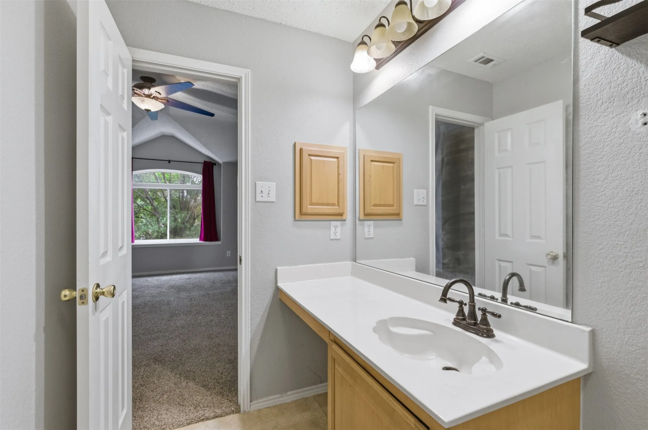 Single Family Residence For Sale in Tarrant County , 829 Elbe Drive, Arlington, Texas 76001, 4 Bedroom, 3 Bathroom, 2 Garage spaces, 2,937 Sqft, built in 2000, mls#21255507, Real Estate Agent in Arlington, Homes For Sale in Tarrant county, Homes For Sale in Arlington, Realtor in Arlington Texas, Real Estate Brokerage Independent Realty Texas, Luminita Cordes Realtor