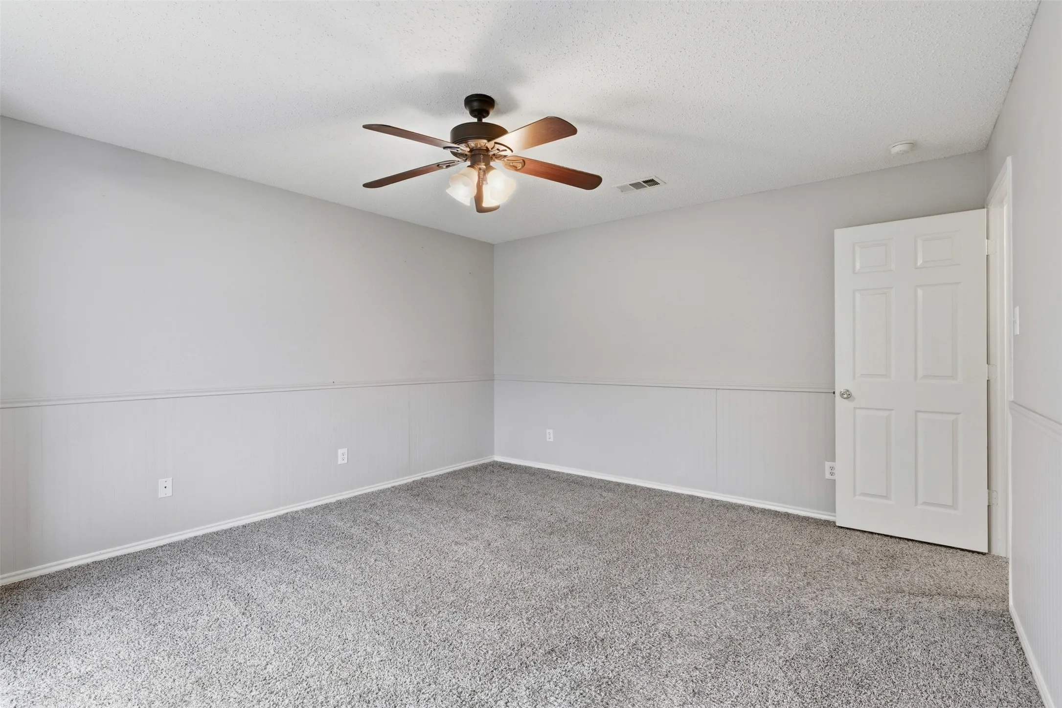 Single Family Residence For Sale in Tarrant County , 829 Elbe Drive, Arlington, Texas 76001, 4 Bedroom, 3 Bathroom, 2 Garage spaces, 2,937 Sqft, built in 2000, mls#21255507, Real Estate Agent in Arlington, Homes For Sale in Tarrant county, Homes For Sale in Arlington, Realtor in Arlington Texas, Real Estate Brokerage Independent Realty Texas, Luminita Cordes Realtor