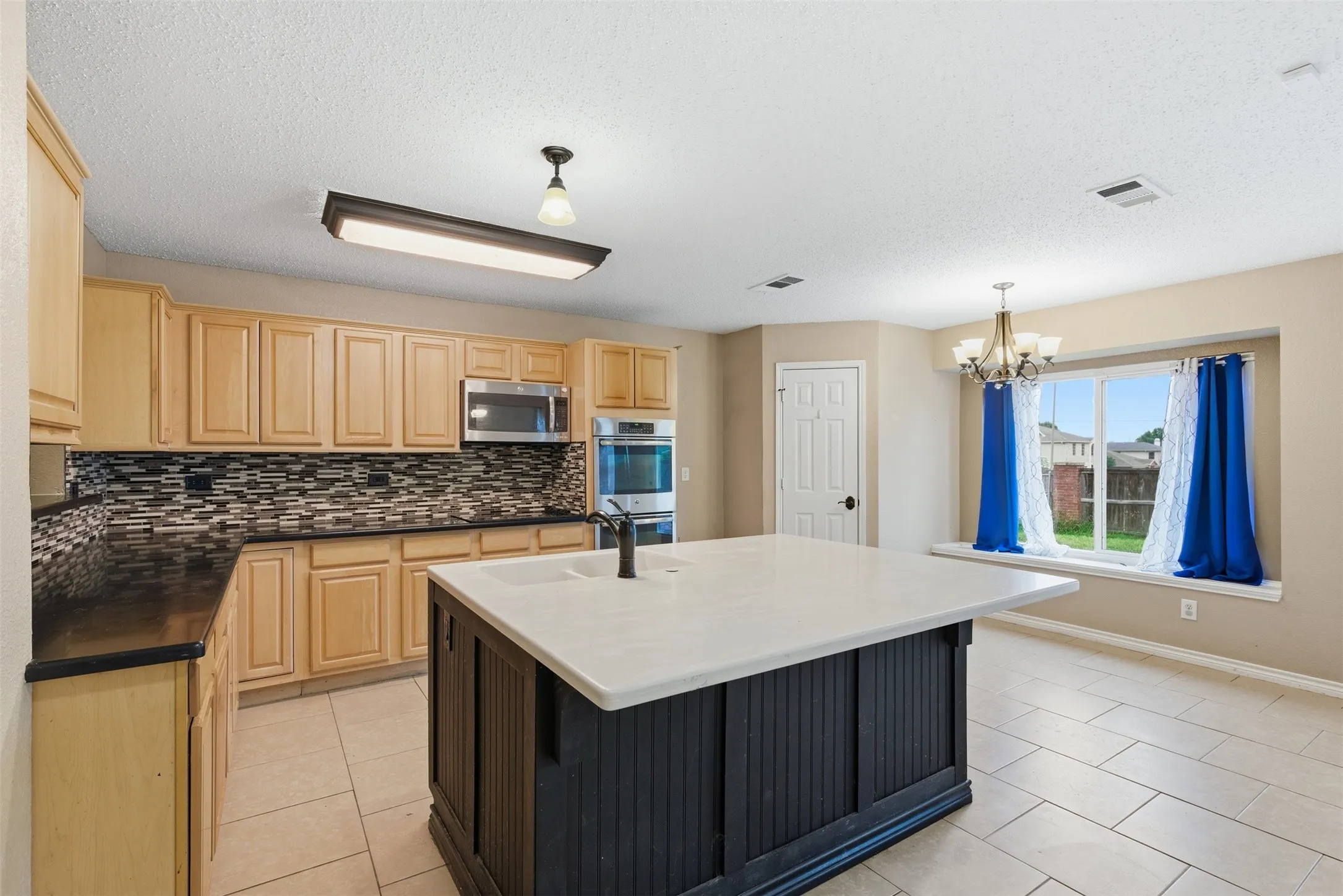 Single Family Residence For Sale in Tarrant County , 829 Elbe Drive, Arlington, Texas 76001, 4 Bedroom, 3 Bathroom, 2 Garage spaces, 2,937 Sqft, built in 2000, mls#21255507, Real Estate Agent in Arlington, Homes For Sale in Tarrant county, Homes For Sale in Arlington, Realtor in Arlington Texas, Real Estate Brokerage Independent Realty Texas, Luminita Cordes Realtor