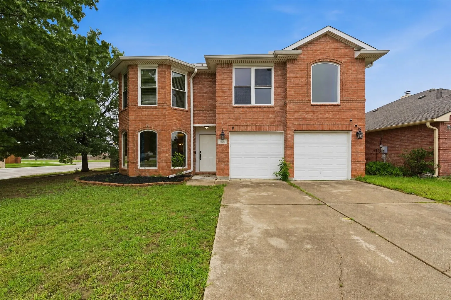 Single Family Residence For Sale in Tarrant County , 829 Elbe Drive, Arlington, Texas 76001, 4 Bedroom, 3 Bathroom, 2 Garage spaces, 2,937 Sqft, built in 2000, mls#21255507, Real Estate Agent in Arlington, Homes For Sale in Tarrant county, Homes For Sale in Arlington, Realtor in Arlington Texas, Real Estate Brokerage Independent Realty Texas, Luminita Cordes Realtor