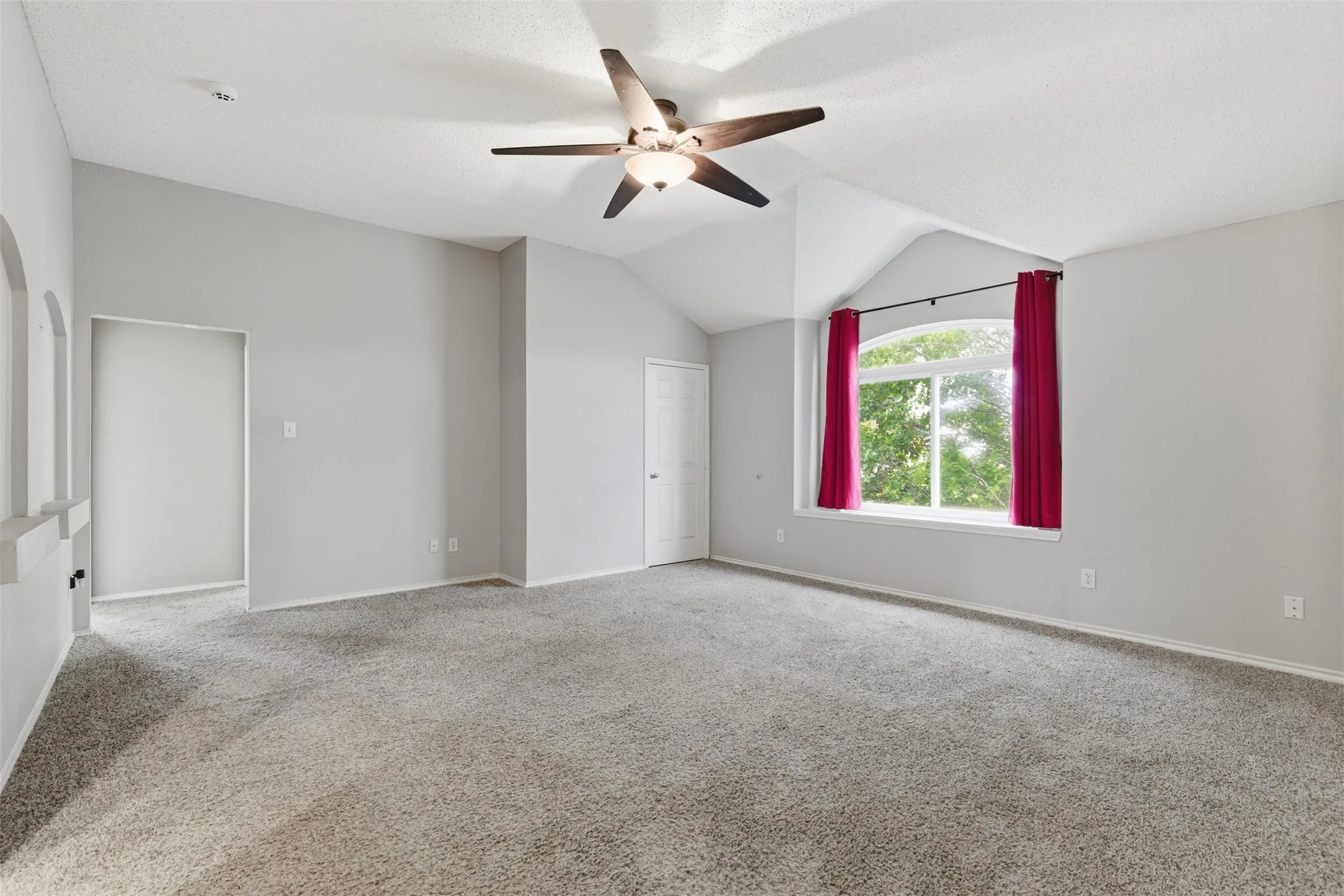 Single Family Residence For Sale in Tarrant County , 829 Elbe Drive, Arlington, Texas 76001, 4 Bedroom, 3 Bathroom, 2 Garage spaces, 2,937 Sqft, built in 2000, mls#21255507, Real Estate Agent in Arlington, Homes For Sale in Tarrant county, Homes For Sale in Arlington, Realtor in Arlington Texas, Real Estate Brokerage Independent Realty Texas, Luminita Cordes Realtor