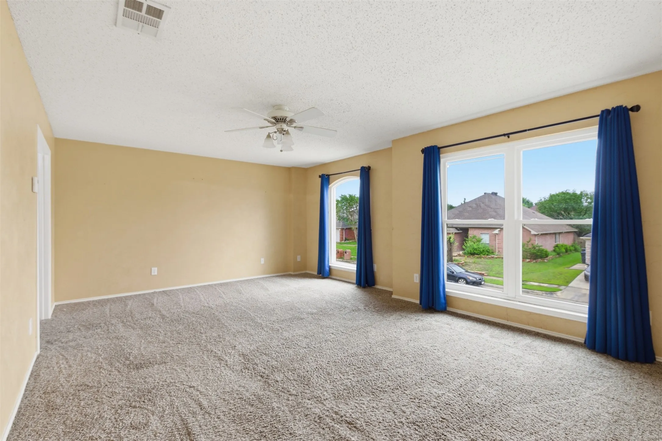 Single Family Residence For Sale in Tarrant County , 829 Elbe Drive, Arlington, Texas 76001, 4 Bedroom, 3 Bathroom, 2 Garage spaces, 2,937 Sqft, built in 2000, mls#21255507, Real Estate Agent in Arlington, Homes For Sale in Tarrant county, Homes For Sale in Arlington, Realtor in Arlington Texas, Real Estate Brokerage Independent Realty Texas, Luminita Cordes Realtor