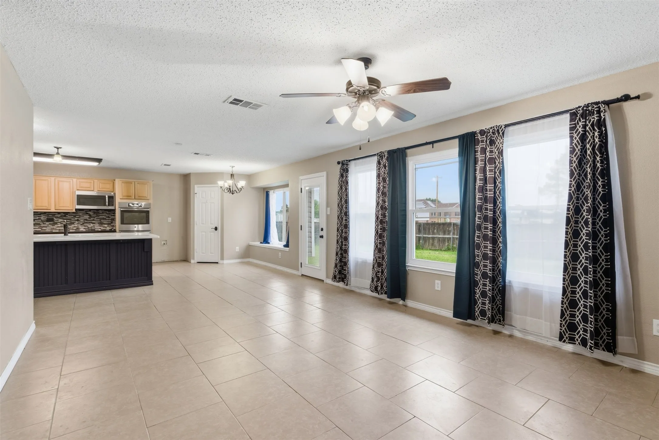 Single Family Residence For Sale in Tarrant County , 829 Elbe Drive, Arlington, Texas 76001, 4 Bedroom, 3 Bathroom, 2 Garage spaces, 2,937 Sqft, built in 2000, mls#21255507, Real Estate Agent in Arlington, Homes For Sale in Tarrant county, Homes For Sale in Arlington, Realtor in Arlington Texas, Real Estate Brokerage Independent Realty Texas, Luminita Cordes Realtor