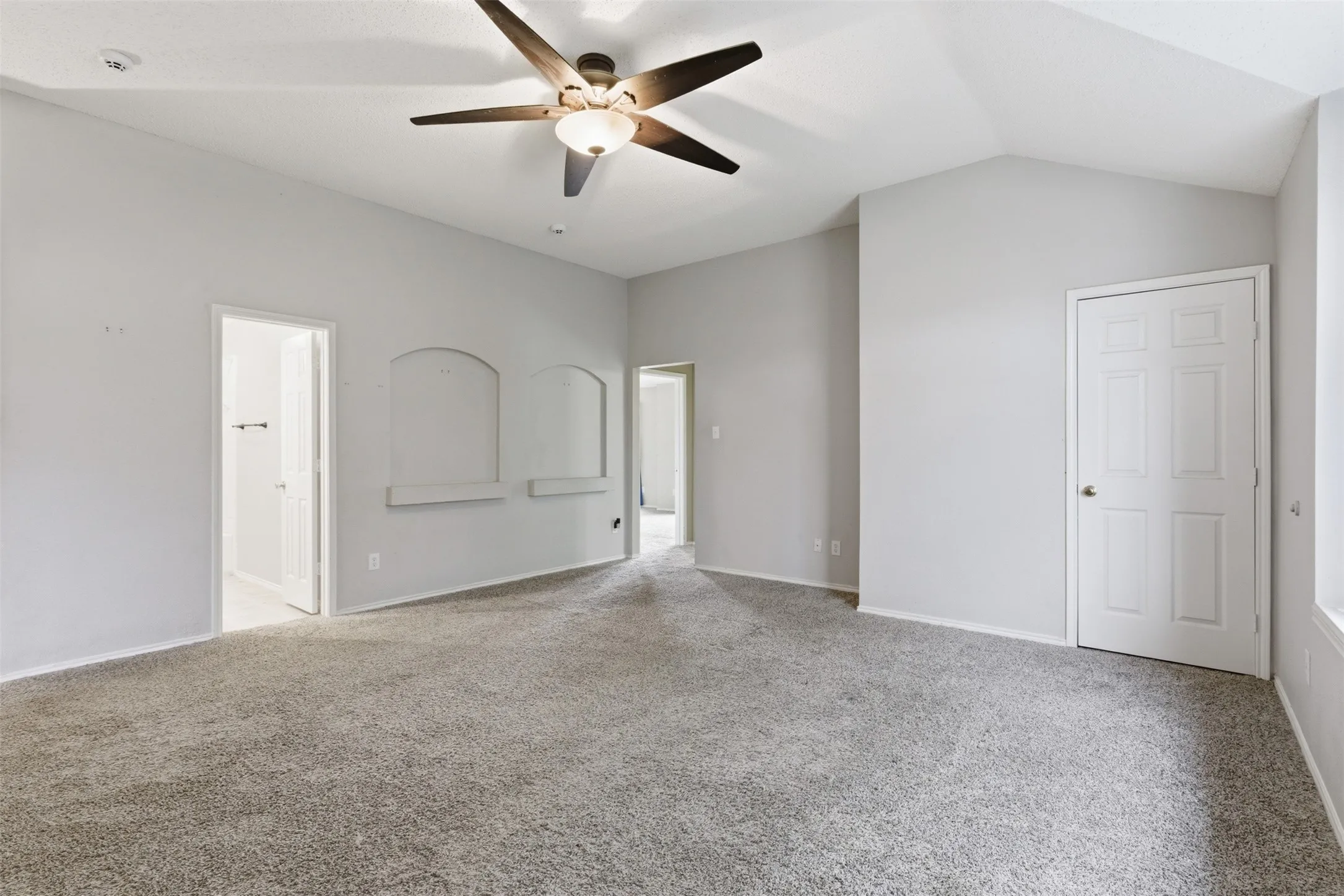 Single Family Residence For Sale in Tarrant County , 829 Elbe Drive, Arlington, Texas 76001, 4 Bedroom, 3 Bathroom, 2 Garage spaces, 2,937 Sqft, built in 2000, mls#21255507, Real Estate Agent in Arlington, Homes For Sale in Tarrant county, Homes For Sale in Arlington, Realtor in Arlington Texas, Real Estate Brokerage Independent Realty Texas, Luminita Cordes Realtor