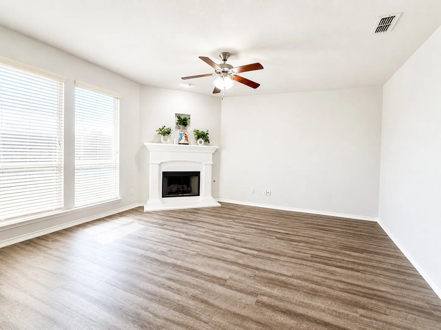 Single Family Residence For Rent in Tarrant County , 9505 Cypress Lake Drive, Fort Worth, Texas 76036, 3 Bedrooms, 2 Bathrooms, 3 Garage spaces, 2,028 Sqft, built in 2014, Preowned, Price $2,540, mls#21258349, Real Estate Agent in Fort Worth, Homes For Rent in Tarrant county, Homes For Rent in Fort Worth, Realtor in Fort Worth Texas, Real Estate Brokerage Independent Realty Texas, Luminita Cordes Realtor