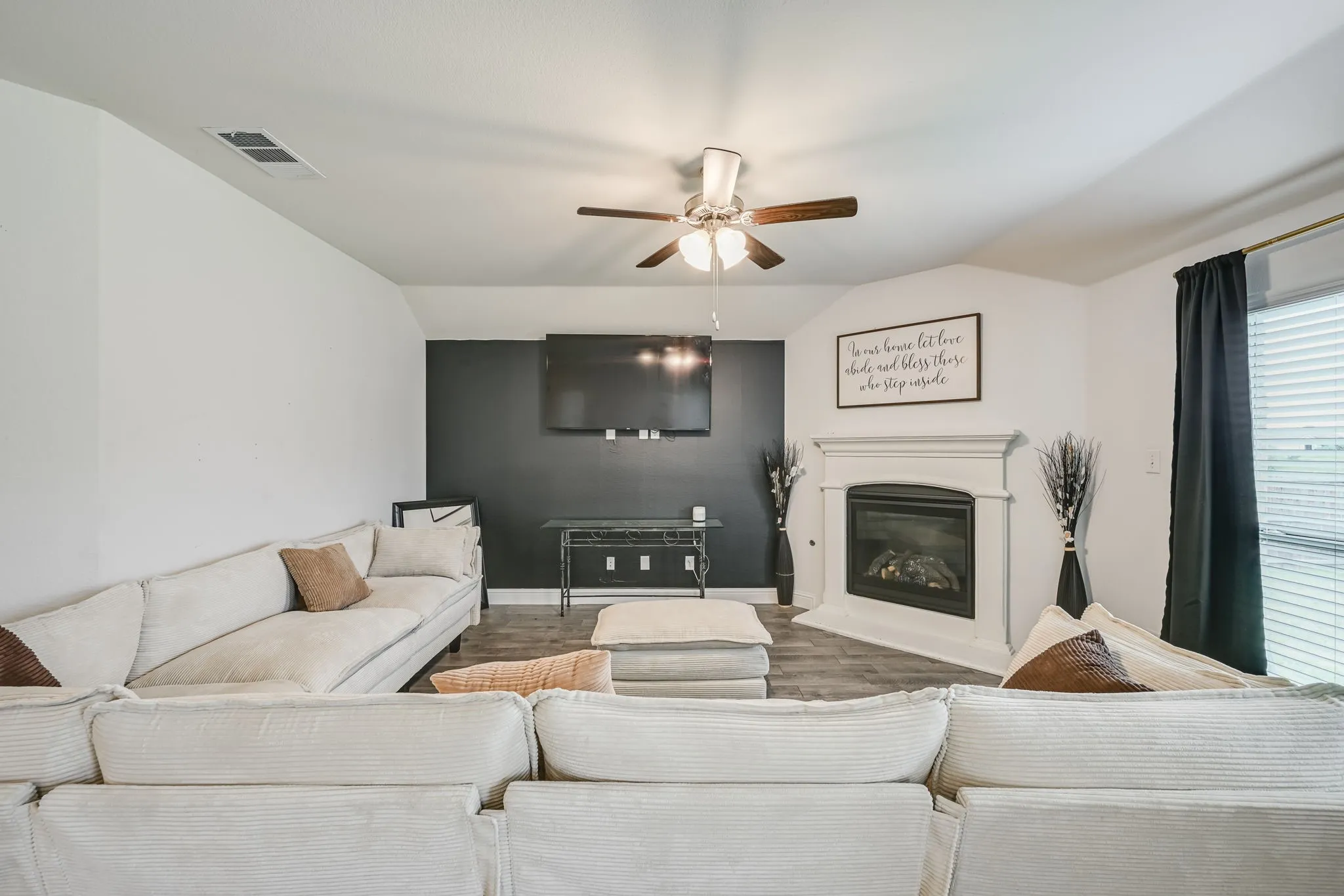 Single Family Residence For Sale in Kaufman County , 4016 Windswept Way, Forney, Texas 75126, 3 Bedroom, 2 Bathroom, 2 Garage spaces, 1,899 Sqft, built in 2021, Preowned, mls#21258333, Real Estate Agent in Forney, Homes For Sale in Kaufman county, Homes For Sale in Forney, Realtor in Forney Texas, Real Estate Brokerage Independent Realty Texas, Luminita Cordes Realtor
