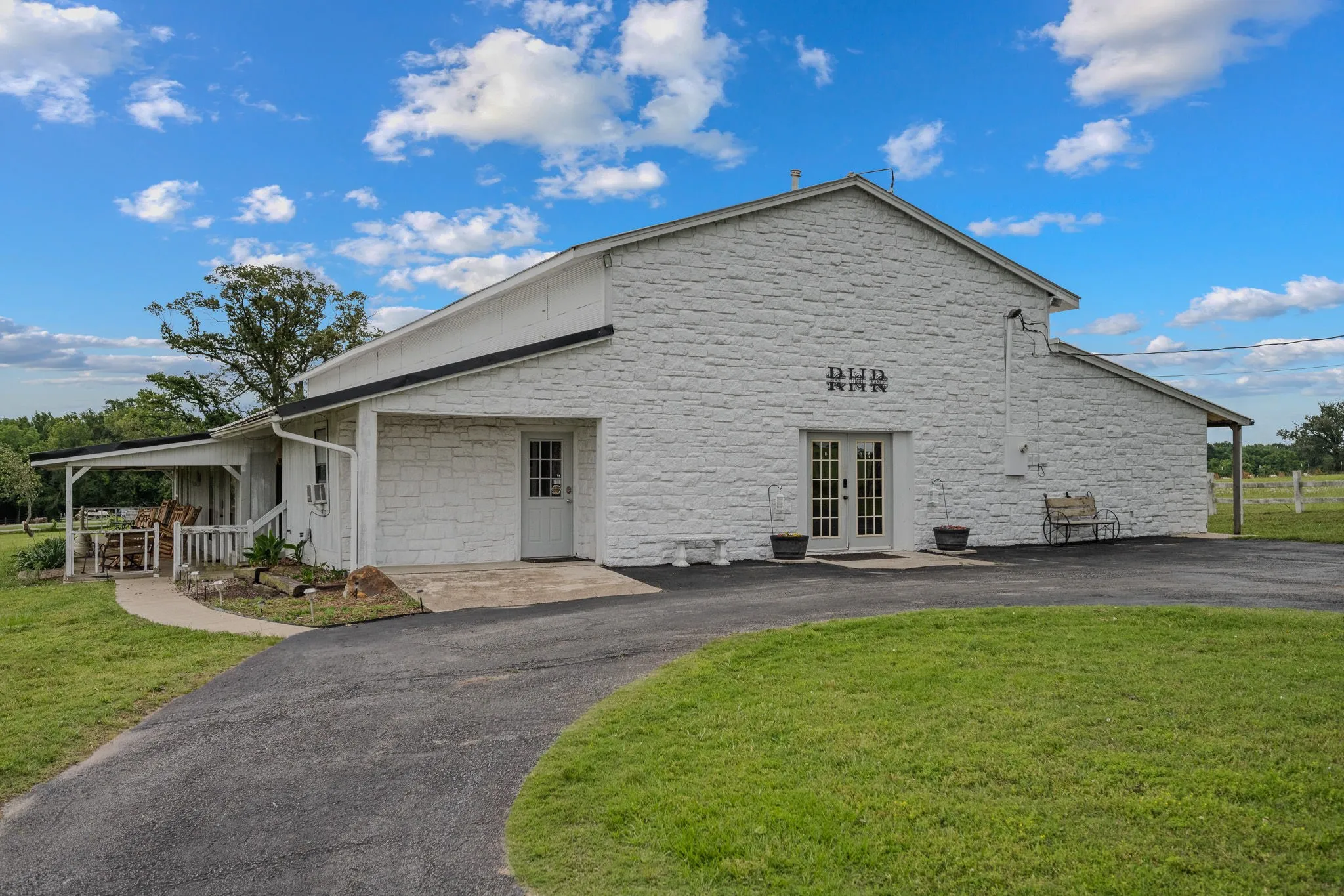 Farm For Sale in Van Zandt County , 552 Vz County Road 2142, Wills Point, Texas 75169, 7 Bedroom, 7 Bathroom, Garage spaces, 8,173 Sqft, built in 1998, Preowned, mls#21256178, Real Estate Agent in Wills Point, Homes For Sale in Van Zandt county, Homes For Sale in Wills Point, Realtor in Wills Point Texas, Real Estate Brokerage Independent Realty Texas, Luminita Cordes Realtor