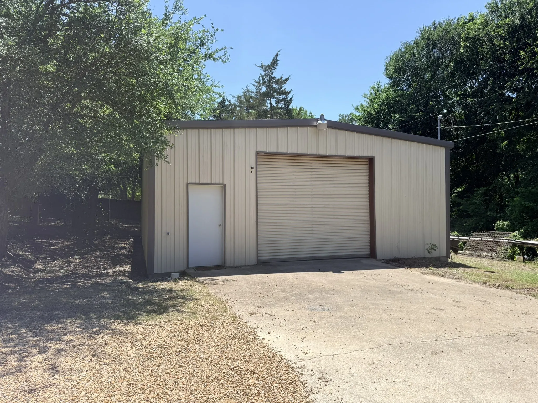 1500 sf shop with guest quarters