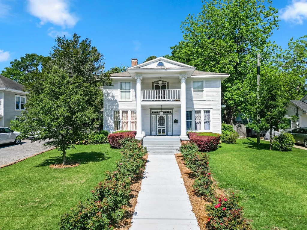 Single Family Residence For Sale in Camp County , 218 N Texas Street, Pittsburg, Texas 75686, 8 Bedroom, 7 Bathroom, Garage spaces, 4,758 Sqft, built in 1913, Price $299,000, mls#21255100, Real Estate Agent in Pittsburg, Homes For Sale in Camp county, Homes For Sale in Pittsburg, Realtor in Pittsburg Texas, Real Estate Brokerage Independent Realty Texas, Luminita Cordes Realtor