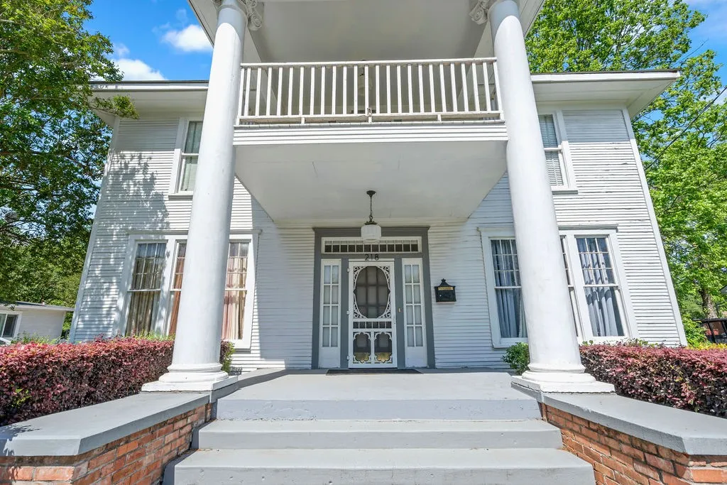 Single Family Residence For Sale in Camp County , 218 N Texas Street, Pittsburg, Texas 75686, 8 Bedroom, 7 Bathroom, Garage spaces, 4,758 Sqft, built in 1913, Price $299,000, mls#21255100, Real Estate Agent in Pittsburg, Homes For Sale in Camp county, Homes For Sale in Pittsburg, Realtor in Pittsburg Texas, Real Estate Brokerage Independent Realty Texas, Luminita Cordes Realtor
