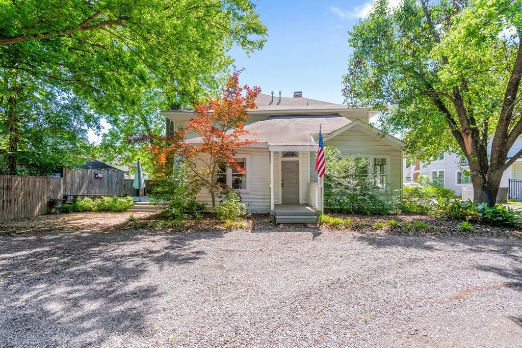 Single Family Residence For Sale in Camp County , 218 N Texas Street, Pittsburg, Texas 75686, 8 Bedroom, 7 Bathroom, Garage spaces, 4,758 Sqft, built in 1913, Price $299,000, mls#21255100, Real Estate Agent in Pittsburg, Homes For Sale in Camp county, Homes For Sale in Pittsburg, Realtor in Pittsburg Texas, Real Estate Brokerage Independent Realty Texas, Luminita Cordes Realtor