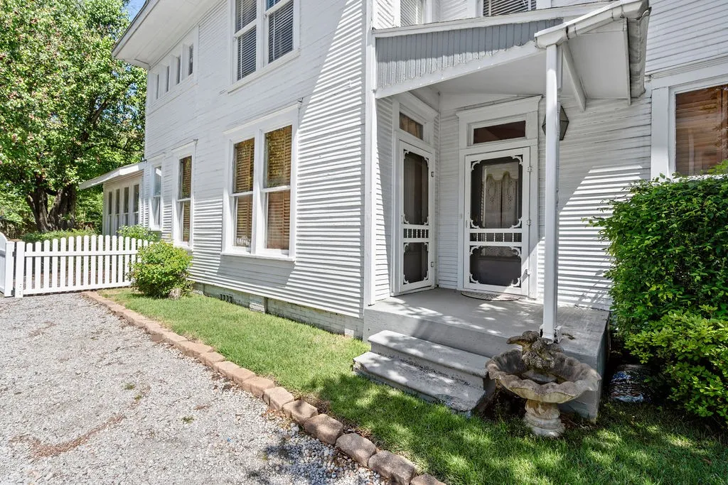 Single Family Residence For Sale in Camp County , 218 N Texas Street, Pittsburg, Texas 75686, 8 Bedroom, 7 Bathroom, Garage spaces, 4,758 Sqft, built in 1913, Price $299,000, mls#21255100, Real Estate Agent in Pittsburg, Homes For Sale in Camp county, Homes For Sale in Pittsburg, Realtor in Pittsburg Texas, Real Estate Brokerage Independent Realty Texas, Luminita Cordes Realtor