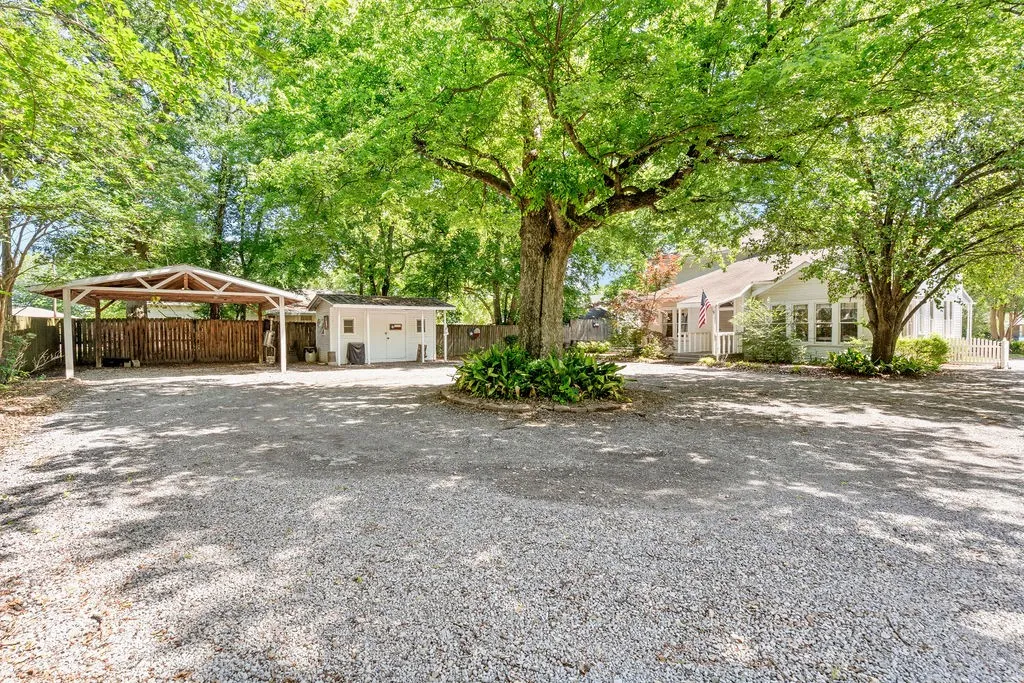 Single Family Residence For Sale in Camp County , 218 N Texas Street, Pittsburg, Texas 75686, 8 Bedroom, 7 Bathroom, Garage spaces, 4,758 Sqft, built in 1913, Price $299,000, mls#21255100, Real Estate Agent in Pittsburg, Homes For Sale in Camp county, Homes For Sale in Pittsburg, Realtor in Pittsburg Texas, Real Estate Brokerage Independent Realty Texas, Luminita Cordes Realtor