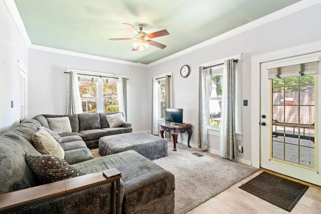 Single Family Residence For Sale in Camp County , 218 N Texas Street, Pittsburg, Texas 75686, 8 Bedroom, 7 Bathroom, Garage spaces, 4,758 Sqft, built in 1913, Price $299,000, mls#21255100, Real Estate Agent in Pittsburg, Homes For Sale in Camp county, Homes For Sale in Pittsburg, Realtor in Pittsburg Texas, Real Estate Brokerage Independent Realty Texas, Luminita Cordes Realtor