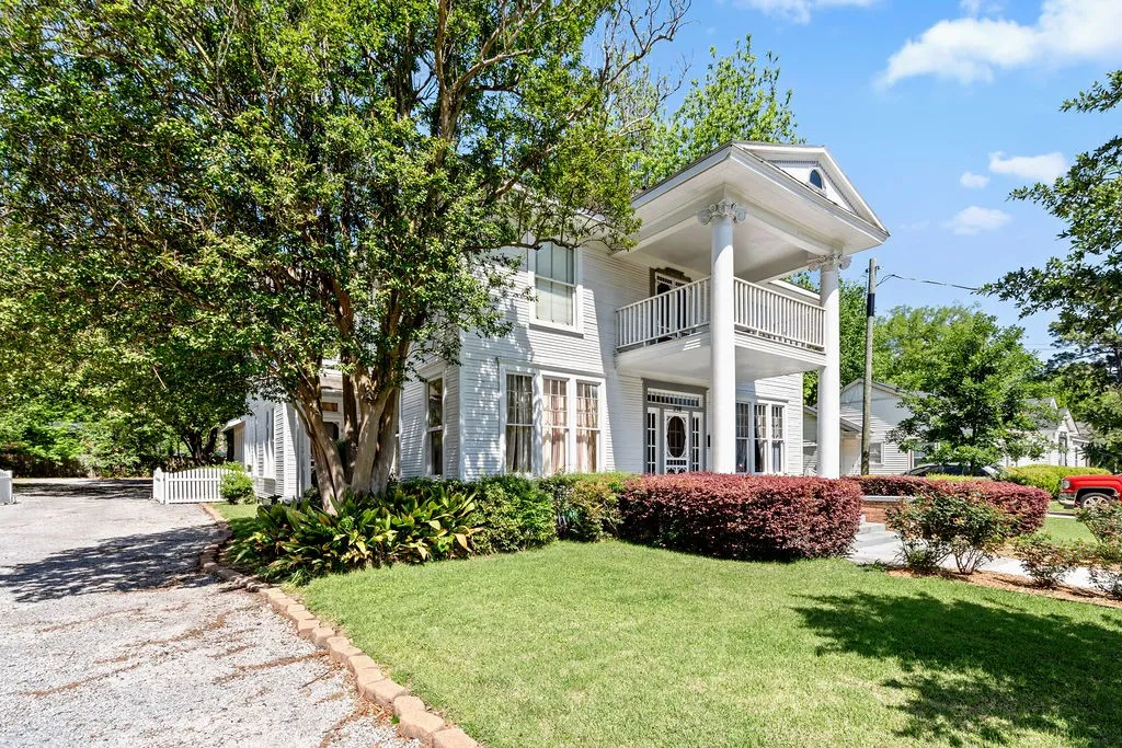 Single Family Residence For Sale in Camp County , 218 N Texas Street, Pittsburg, Texas 75686, 8 Bedroom, 7 Bathroom, Garage spaces, 4,758 Sqft, built in 1913, Price $299,000, mls#21255100, Real Estate Agent in Pittsburg, Homes For Sale in Camp county, Homes For Sale in Pittsburg, Realtor in Pittsburg Texas, Real Estate Brokerage Independent Realty Texas, Luminita Cordes Realtor