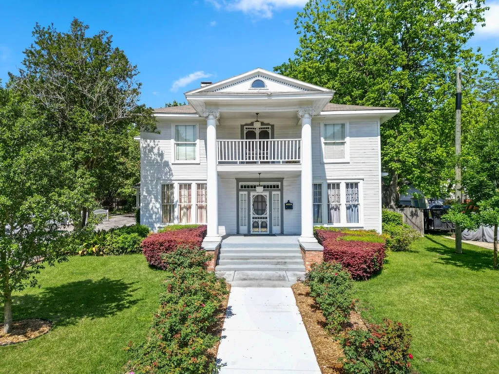 Single Family Residence For Sale in Camp County , 218 N Texas Street, Pittsburg, Texas 75686, 8 Bedroom, 7 Bathroom, Garage spaces, 4,758 Sqft, built in 1913, Price $299,000, mls#21255100, Real Estate Agent in Pittsburg, Homes For Sale in Camp county, Homes For Sale in Pittsburg, Realtor in Pittsburg Texas, Real Estate Brokerage Independent Realty Texas, Luminita Cordes Realtor