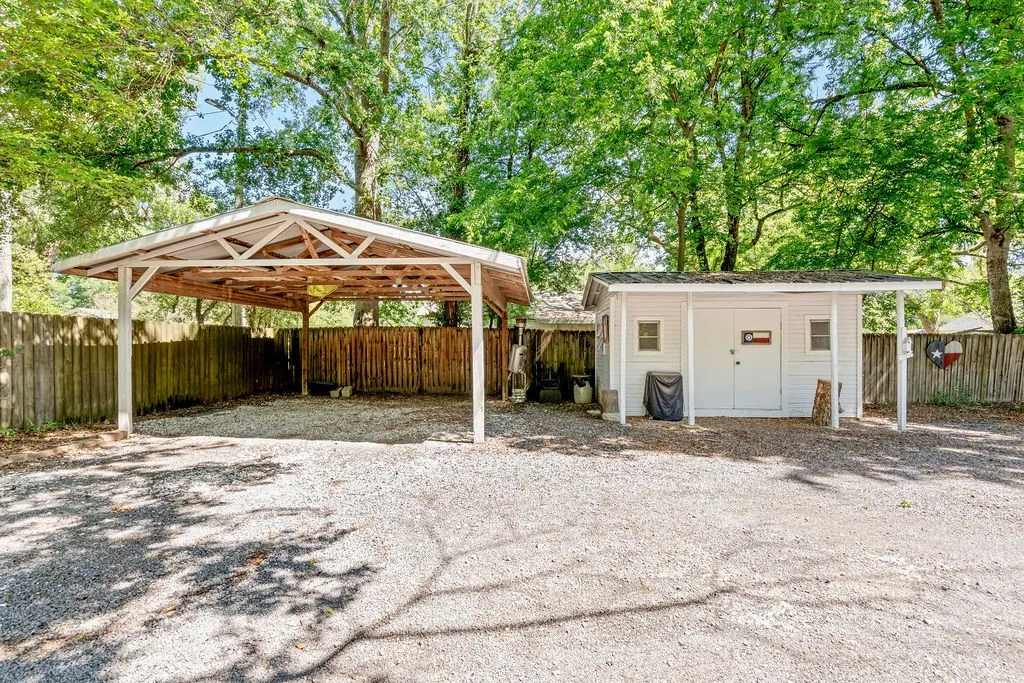 Single Family Residence For Sale in Camp County , 218 N Texas Street, Pittsburg, Texas 75686, 8 Bedroom, 7 Bathroom, Garage spaces, 4,758 Sqft, built in 1913, Price $299,000, mls#21255100, Real Estate Agent in Pittsburg, Homes For Sale in Camp county, Homes For Sale in Pittsburg, Realtor in Pittsburg Texas, Real Estate Brokerage Independent Realty Texas, Luminita Cordes Realtor