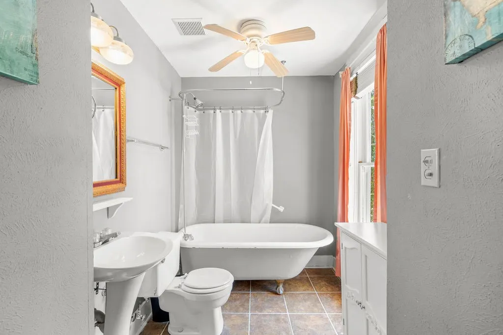 Single Family Residence For Sale in Camp County , 218 N Texas Street, Pittsburg, Texas 75686, 8 Bedroom, 7 Bathroom, Garage spaces, 4,758 Sqft, built in 1913, Price $299,000, mls#21255100, Real Estate Agent in Pittsburg, Homes For Sale in Camp county, Homes For Sale in Pittsburg, Realtor in Pittsburg Texas, Real Estate Brokerage Independent Realty Texas, Luminita Cordes Realtor