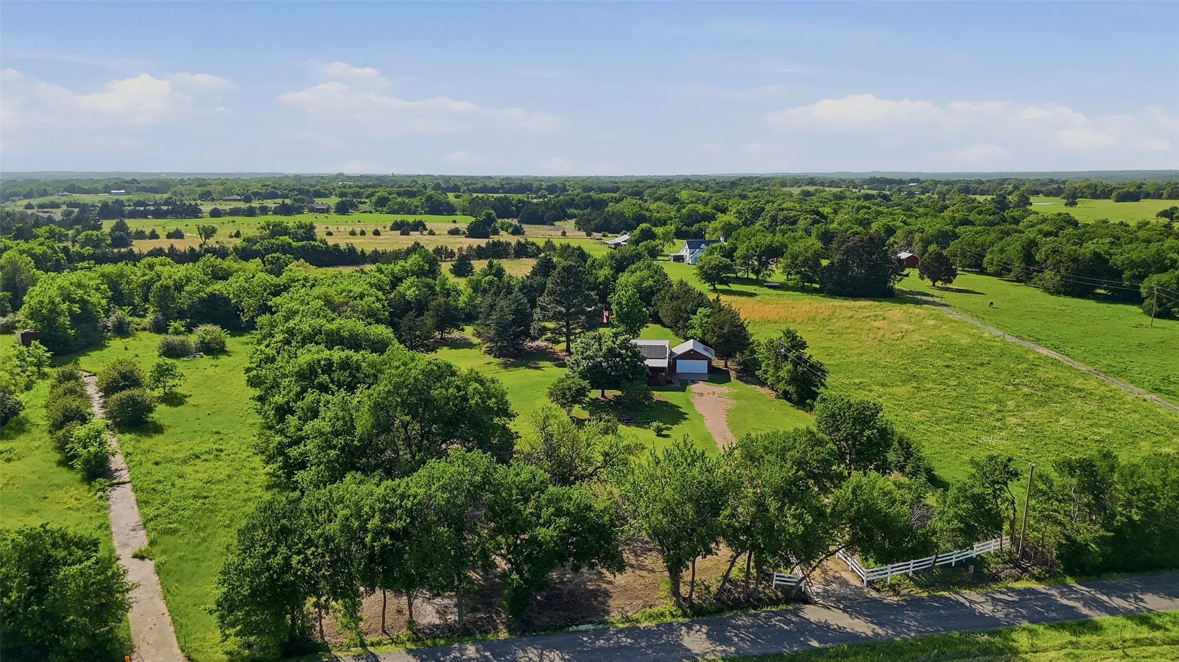 Single Family Residence For Sale in Grayson County , 1489 Calf Creek Lane, Sherman, Texas 75090, 3 Bedroom, 2 Bathroom, 2 Garage spaces, 1,120 Sqft, built in 2004, Preowned, mls#21138086, Real Estate Agent in Sherman, Homes For Sale in Grayson county, Homes For Sale in Sherman, Realtor in Sherman Texas, Real Estate Brokerage Independent Realty Texas, Luminita Cordes Realtor