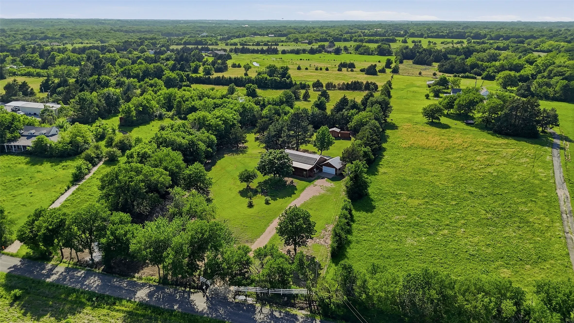 Single Family Residence For Sale in Grayson County , 1489 Calf Creek Lane, Sherman, Texas 75090, 3 Bedroom, 2 Bathroom, 2 Garage spaces, 1,120 Sqft, built in 2004, Preowned, mls#21138086, Real Estate Agent in Sherman, Homes For Sale in Grayson county, Homes For Sale in Sherman, Realtor in Sherman Texas, Real Estate Brokerage Independent Realty Texas, Luminita Cordes Realtor