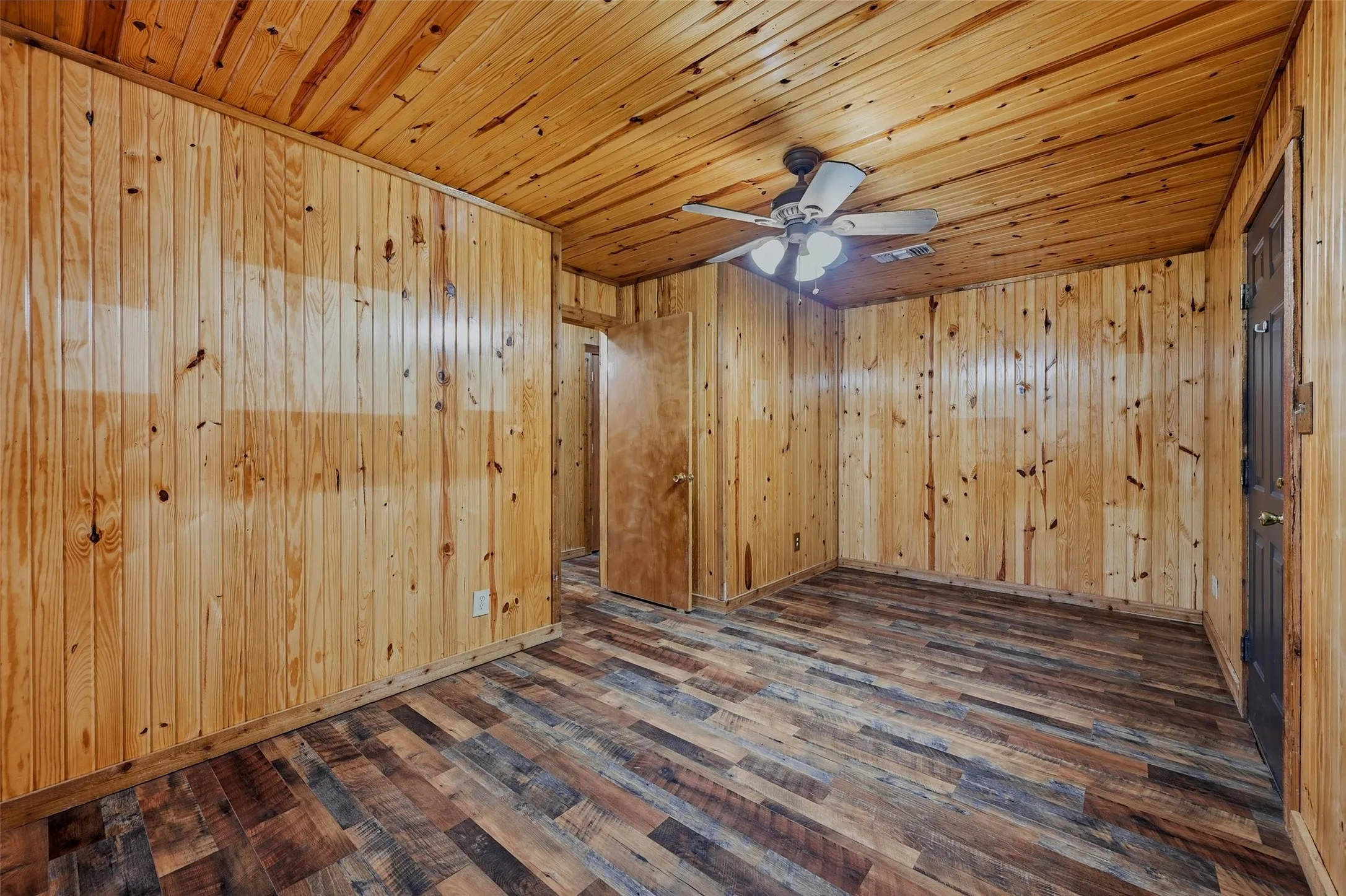 Single Family Residence For Sale in Grayson County , 1489 Calf Creek Lane, Sherman, Texas 75090, 3 Bedroom, 2 Bathroom, 2 Garage spaces, 1,120 Sqft, built in 2004, Preowned, mls#21138086, Real Estate Agent in Sherman, Homes For Sale in Grayson county, Homes For Sale in Sherman, Realtor in Sherman Texas, Real Estate Brokerage Independent Realty Texas, Luminita Cordes Realtor