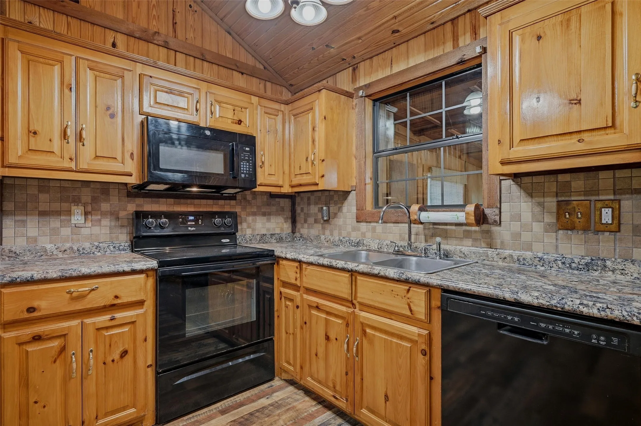 Single Family Residence For Sale in Grayson County , 1489 Calf Creek Lane, Sherman, Texas 75090, 3 Bedroom, 2 Bathroom, 2 Garage spaces, 1,120 Sqft, built in 2004, Preowned, mls#21138086, Real Estate Agent in Sherman, Homes For Sale in Grayson county, Homes For Sale in Sherman, Realtor in Sherman Texas, Real Estate Brokerage Independent Realty Texas, Luminita Cordes Realtor