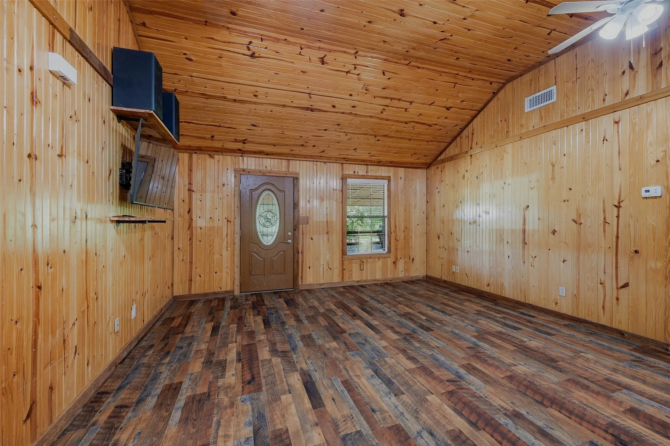 Single Family Residence For Sale in Grayson County , 1489 Calf Creek Lane, Sherman, Texas 75090, 3 Bedroom, 2 Bathroom, 2 Garage spaces, 1,120 Sqft, built in 2004, Preowned, mls#21138086, Real Estate Agent in Sherman, Homes For Sale in Grayson county, Homes For Sale in Sherman, Realtor in Sherman Texas, Real Estate Brokerage Independent Realty Texas, Luminita Cordes Realtor
