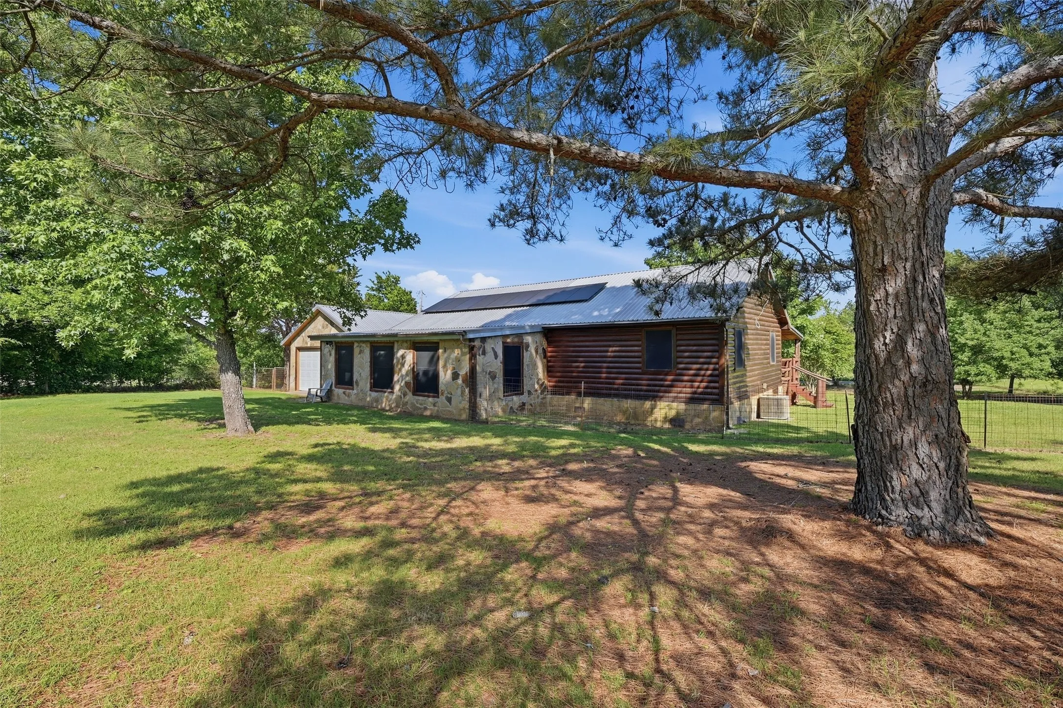 Single Family Residence For Sale in Grayson County , 1489 Calf Creek Lane, Sherman, Texas 75090, 3 Bedroom, 2 Bathroom, 2 Garage spaces, 1,120 Sqft, built in 2004, Preowned, mls#21138086, Real Estate Agent in Sherman, Homes For Sale in Grayson county, Homes For Sale in Sherman, Realtor in Sherman Texas, Real Estate Brokerage Independent Realty Texas, Luminita Cordes Realtor