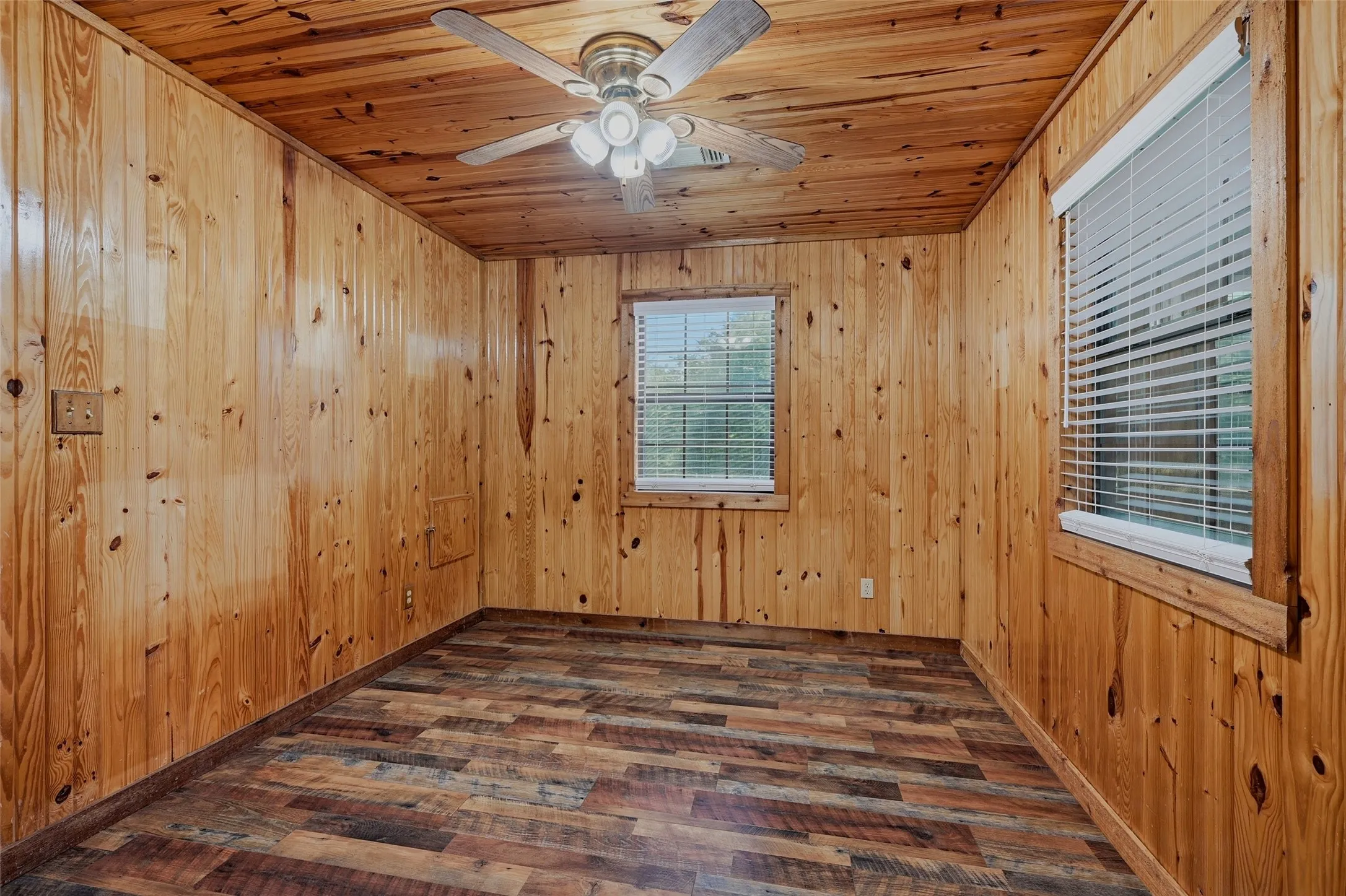 Single Family Residence For Sale in Grayson County , 1489 Calf Creek Lane, Sherman, Texas 75090, 3 Bedroom, 2 Bathroom, 2 Garage spaces, 1,120 Sqft, built in 2004, Preowned, mls#21138086, Real Estate Agent in Sherman, Homes For Sale in Grayson county, Homes For Sale in Sherman, Realtor in Sherman Texas, Real Estate Brokerage Independent Realty Texas, Luminita Cordes Realtor