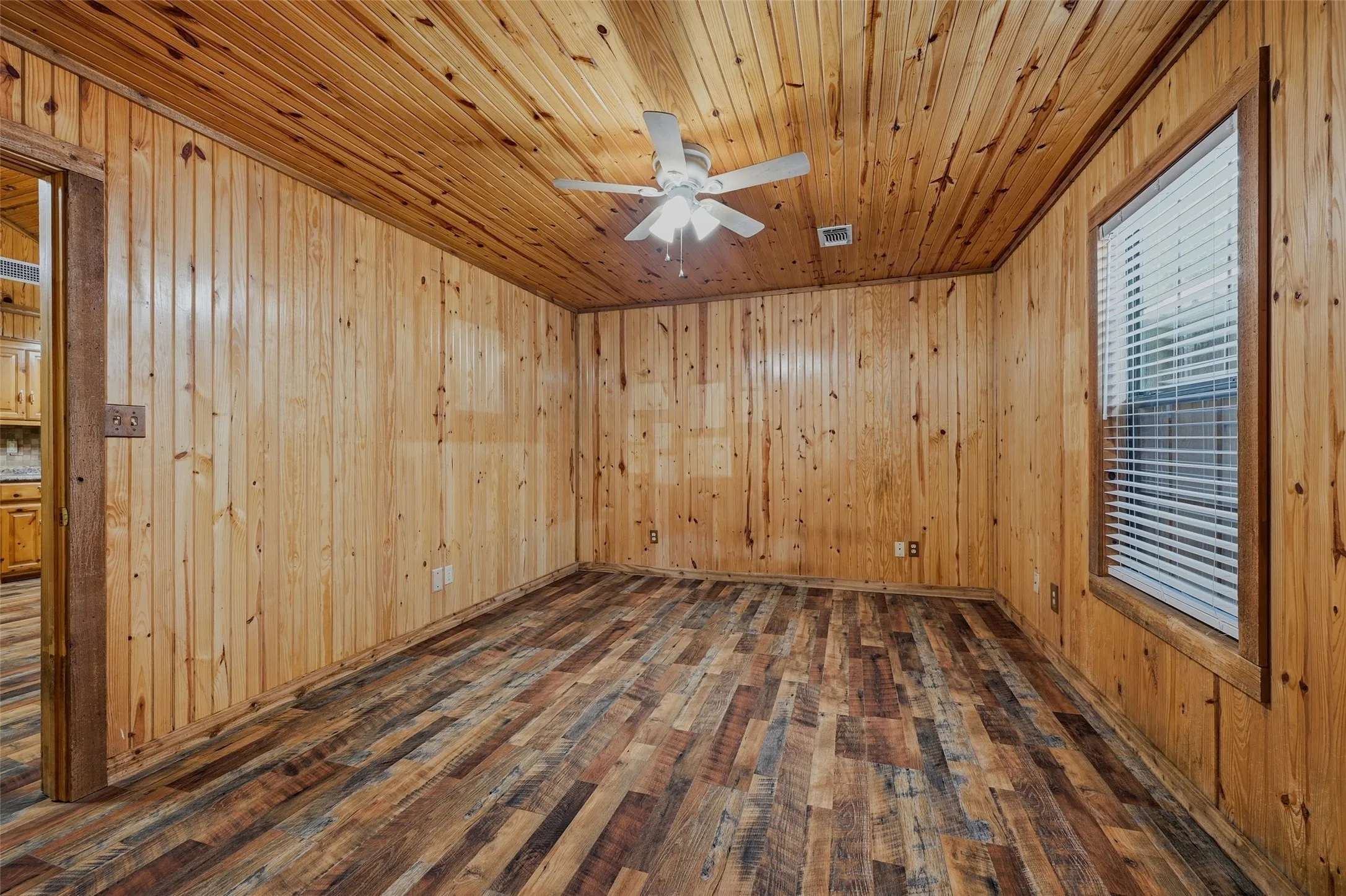 Single Family Residence For Sale in Grayson County , 1489 Calf Creek Lane, Sherman, Texas 75090, 3 Bedroom, 2 Bathroom, 2 Garage spaces, 1,120 Sqft, built in 2004, Preowned, mls#21138086, Real Estate Agent in Sherman, Homes For Sale in Grayson county, Homes For Sale in Sherman, Realtor in Sherman Texas, Real Estate Brokerage Independent Realty Texas, Luminita Cordes Realtor