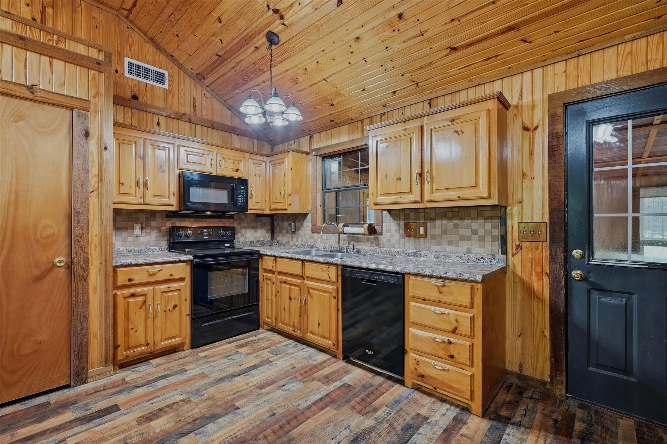 Single Family Residence For Sale in Grayson County , 1489 Calf Creek Lane, Sherman, Texas 75090, 3 Bedroom, 2 Bathroom, 2 Garage spaces, 1,120 Sqft, built in 2004, Preowned, mls#21138086, Real Estate Agent in Sherman, Homes For Sale in Grayson county, Homes For Sale in Sherman, Realtor in Sherman Texas, Real Estate Brokerage Independent Realty Texas, Luminita Cordes Realtor