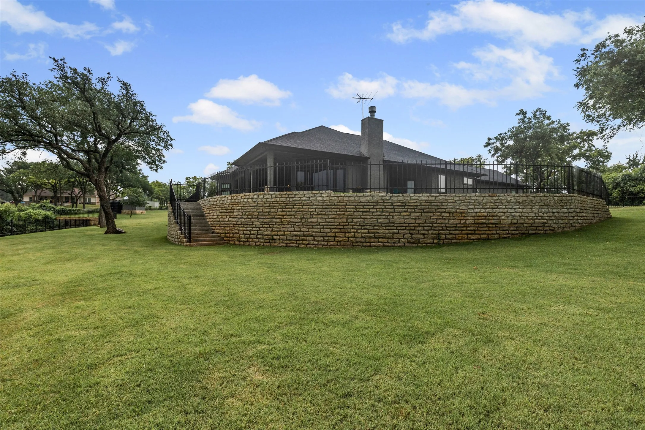 Single Family Residence For Sale in Hood County , 2100 Gene Court, Granbury, Texas 76048, 4 Bedroom, 4 Bathroom, 3 Garage spaces, 3,464 Sqft, built in 1999, Preowned, mls#21258342, Real Estate Agent in Granbury, Homes For Sale in Hood county, Homes For Sale in Granbury, Realtor in Granbury Texas, Real Estate Brokerage Independent Realty Texas, Luminita Cordes Realtor