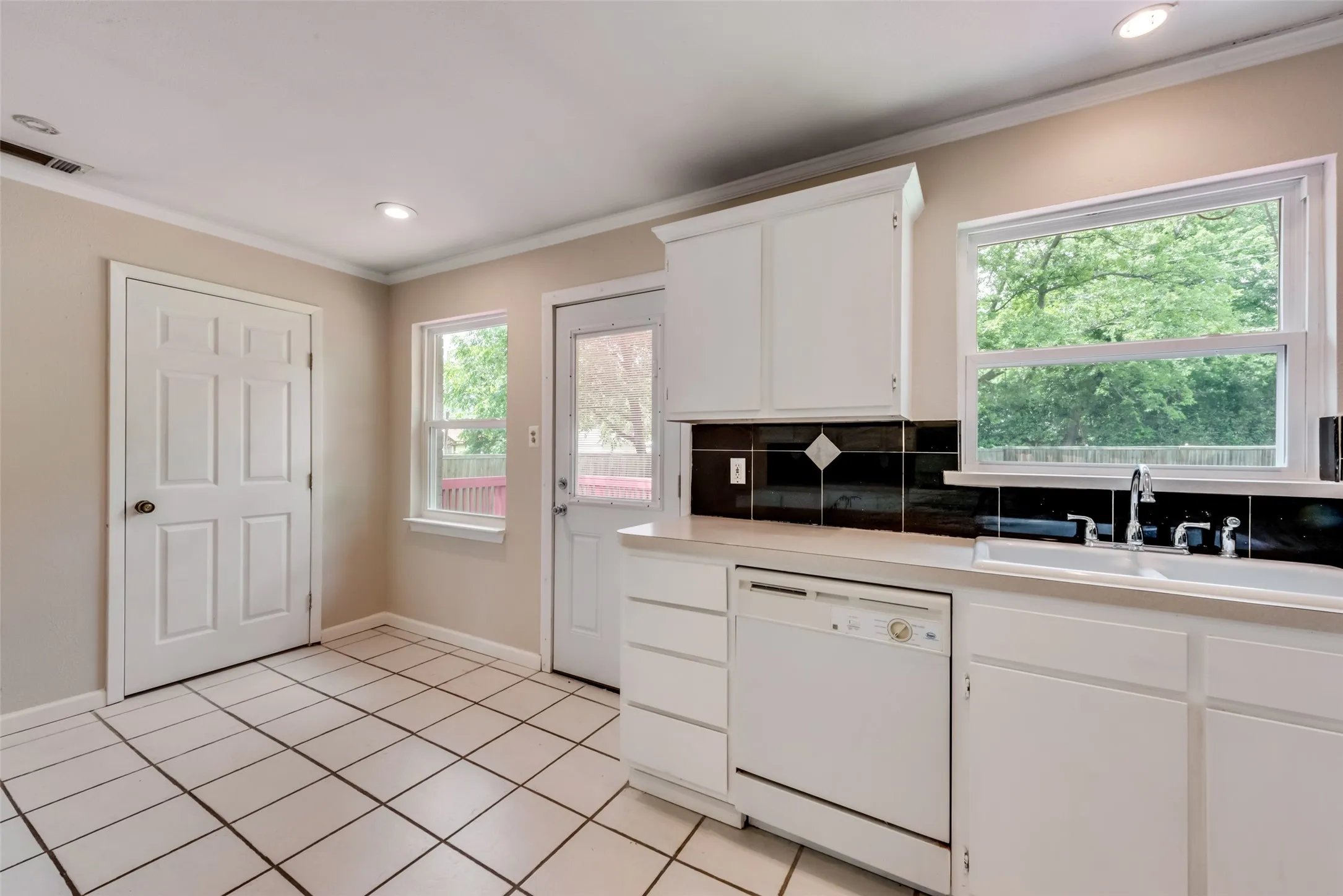 Single Family Residence For Rent in Dallas County , 438 Daniel Street, Richardson, Texas 75080, 3 Bedroom, 1 Bathroom, Garage spaces, 1,336 Sqft, built in 1955, Preowned, mls#21255702, Real Estate Agent in Richardson, Homes For Rent in Dallas county, Homes For Rent in Richardson, Realtor in Richardson Texas, Real Estate Brokerage Independent Realty Texas, Luminita Cordes Realtor