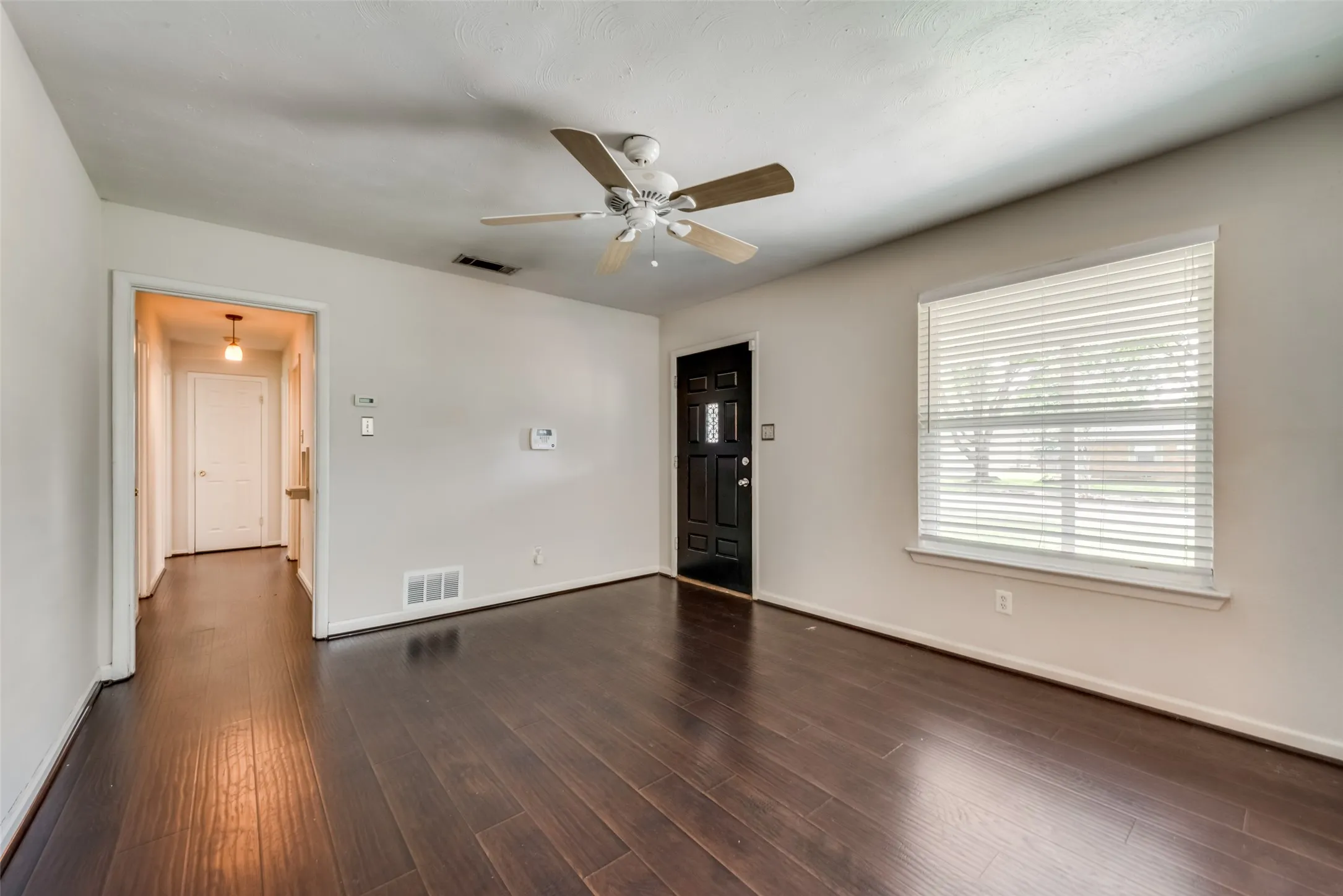 Single Family Residence For Rent in Dallas County , 438 Daniel Street, Richardson, Texas 75080, 3 Bedroom, 1 Bathroom, Garage spaces, 1,336 Sqft, built in 1955, Preowned, mls#21255702, Real Estate Agent in Richardson, Homes For Rent in Dallas county, Homes For Rent in Richardson, Realtor in Richardson Texas, Real Estate Brokerage Independent Realty Texas, Luminita Cordes Realtor