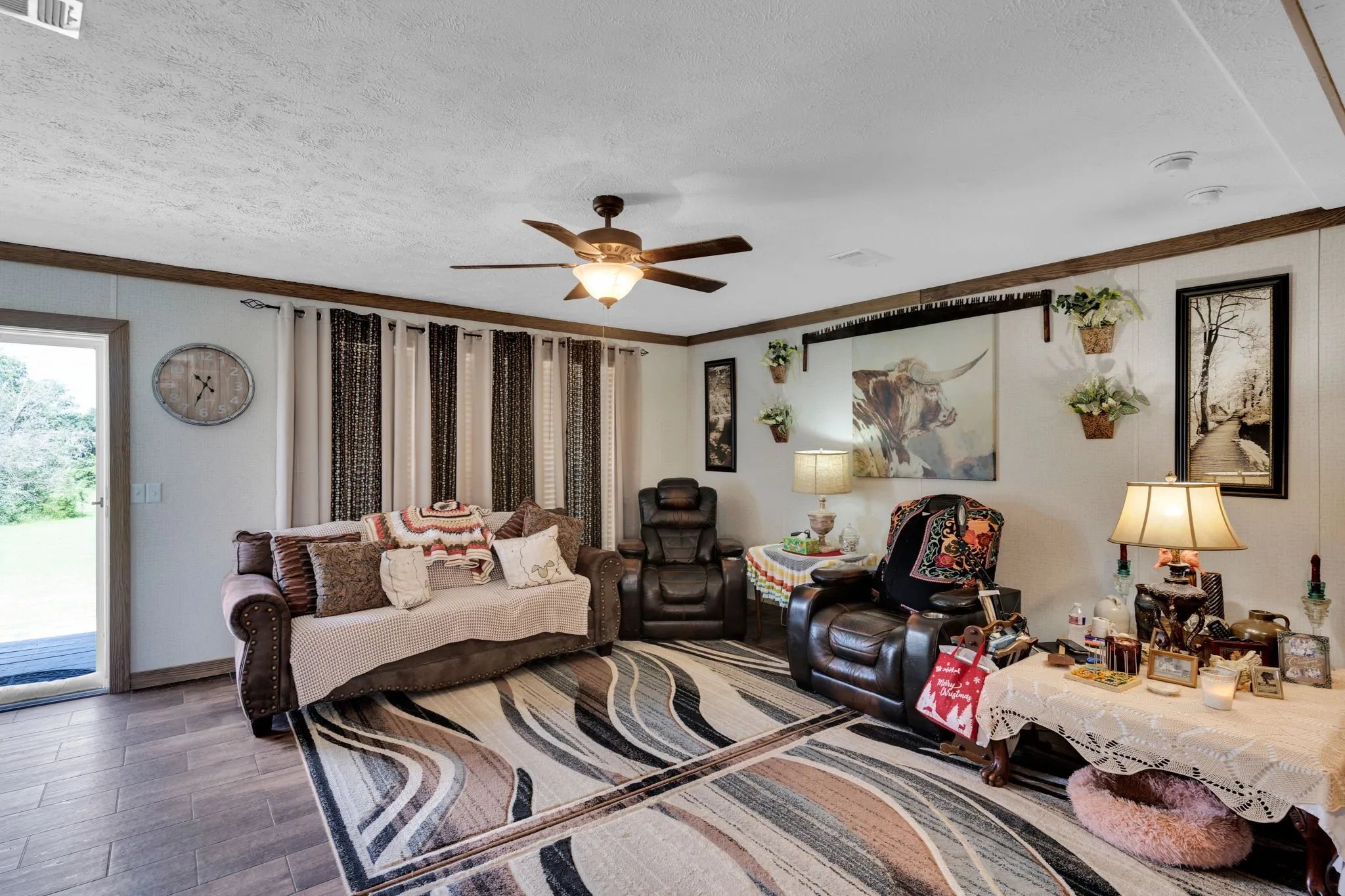 Large size living room with fireplace
