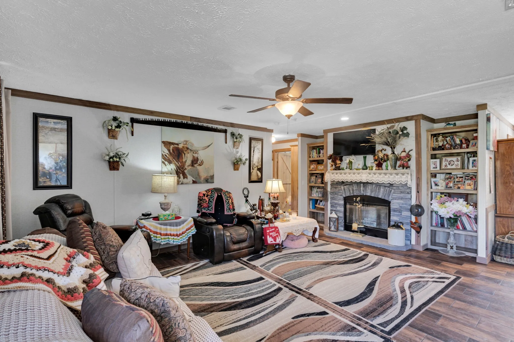 Large size living room with fireplace