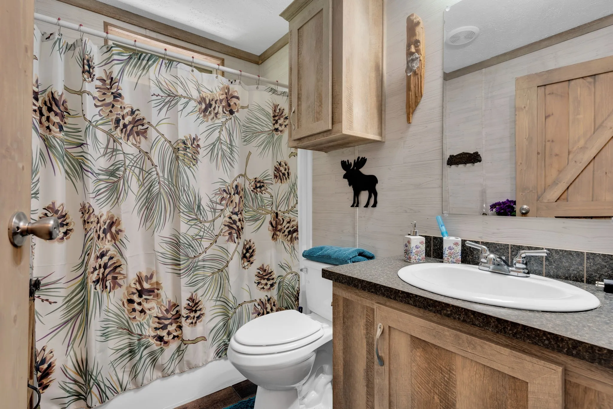 2nd Bathroom with full size tub