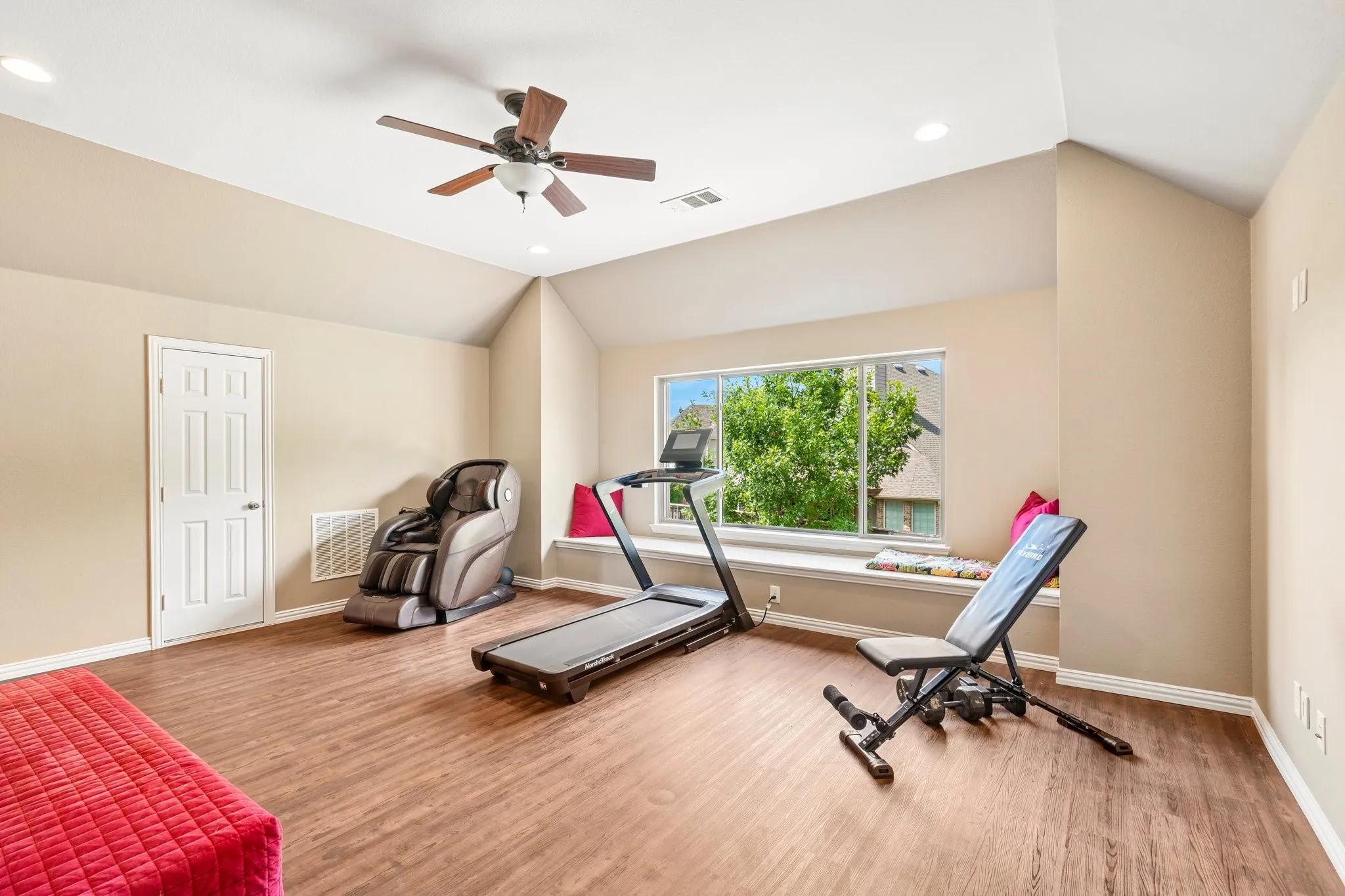 Single Family Residence For Sale in Collin County , 812 Moss Cliff Circle, Mc Kinney, Texas 75071, 5 Bedroom, 4 Bathroom, 3 Garage spaces, 3,976 Sqft, built in 2006, mls#21258036, Real Estate Agent in Mc Kinney, Homes For Sale in Collin county, Homes For Sale in Mc Kinney, Realtor in Mc Kinney Texas, Real Estate Brokerage Independent Realty Texas, Luminita Cordes Realtor