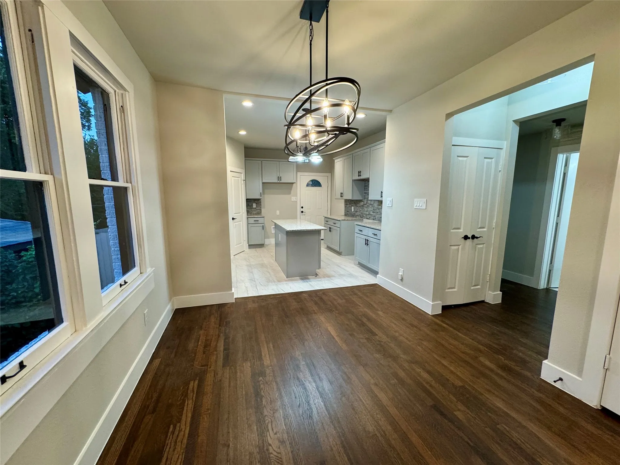 Kitchen featuring a chandelier, tasteful backsplash, light wood-style floors, recessed lighting, and a kitchen island