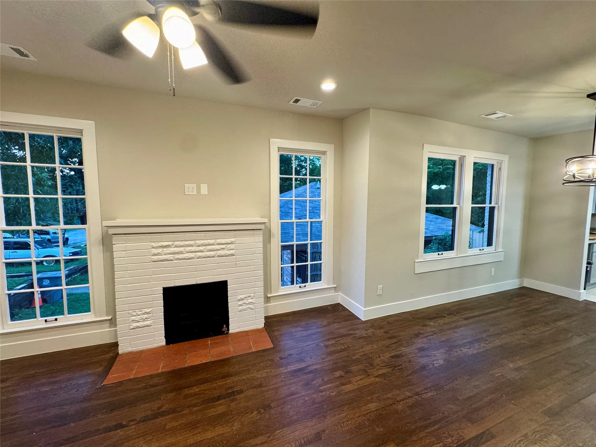 Single Family Residence For Rent in Dallas County , 1810 Ramsey Avenue, Dallas, Texas 75216, 3 Bedroom, 2 Bathroom, Garage spaces, 1,546 Sqft, built in 1922, Preowned, mls#21258586, Real Estate Agent in Dallas, Homes For Rent in Dallas county, Homes For Rent in Dallas, Realtor in Dallas Texas, Real Estate Brokerage Independent Realty Texas, Luminita Cordes Realtor