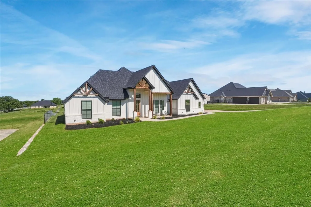Single Family Residence For Sale in Parker County , 3008 Westfork Way, Springtown, Texas 76082, 4 Bedroom, 3 Bathroom, 3 Garage spaces, 2,538 Sqft, built in 2023, mls#21258314, Real Estate Agent in Springtown, Homes For Sale in Parker county, Homes For Sale in Springtown, Realtor in Springtown Texas, Real Estate Brokerage Independent Realty Texas, Luminita Cordes Realtor