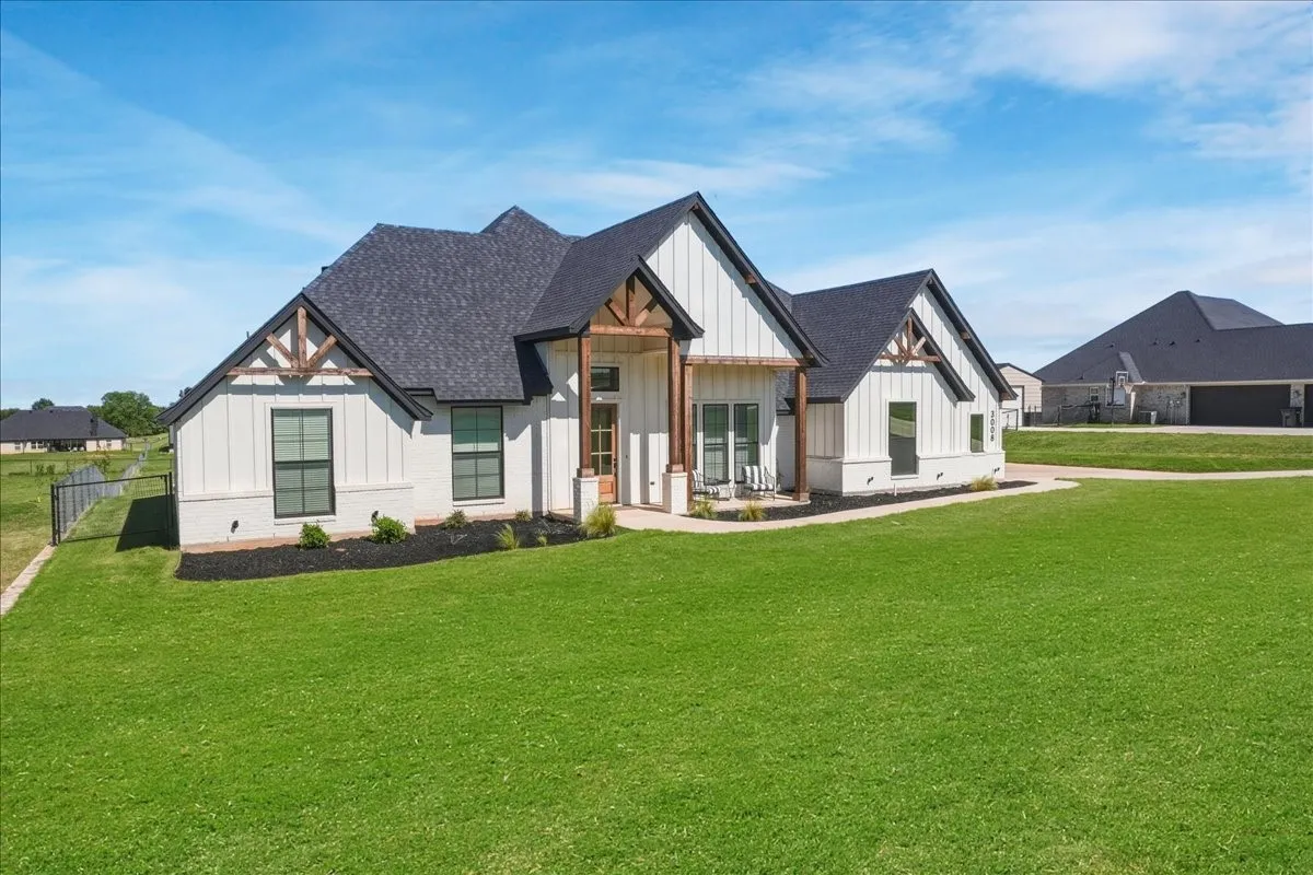 Single Family Residence For Sale in Parker County , 3008 Westfork Way, Springtown, Texas 76082, 4 Bedroom, 3 Bathroom, 3 Garage spaces, 2,538 Sqft, built in 2023, mls#21258314, Real Estate Agent in Springtown, Homes For Sale in Parker county, Homes For Sale in Springtown, Realtor in Springtown Texas, Real Estate Brokerage Independent Realty Texas, Luminita Cordes Realtor