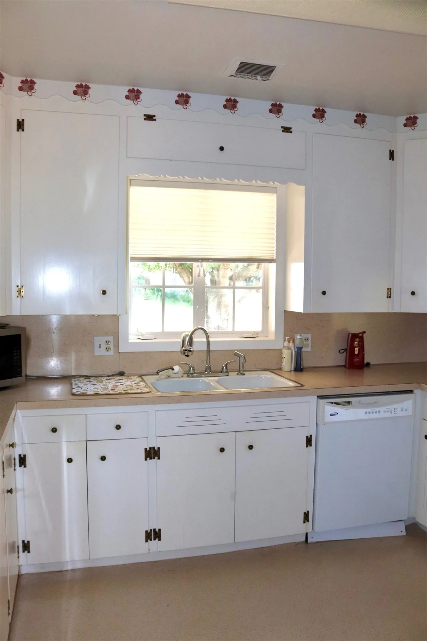 Single Family Residence For Sale in Runnels County , 211 Spill Street, Winters, Texas 79567, 3 Bedroom, 2 Bathroom, 2 Garage spaces, 2,812 Sqft, built in 1975, mls#21258621, Real Estate Agent in Winters, Homes For Sale in Runnels county, Homes For Sale in Winters, Realtor in Winters Texas, Real Estate Brokerage Independent Realty Texas, Luminita Cordes Realtor
