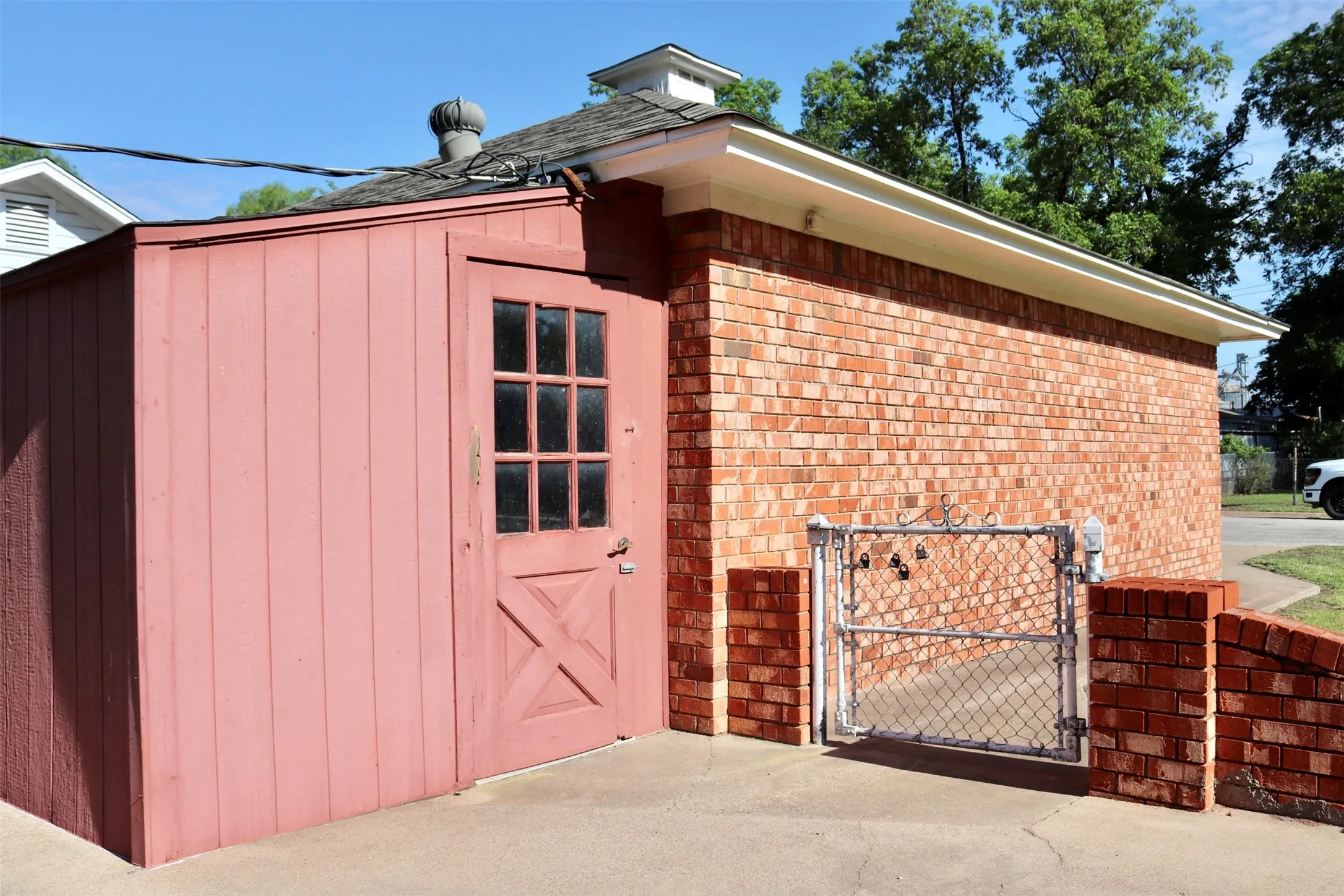 Single Family Residence For Sale in Runnels County , 211 Spill Street, Winters, Texas 79567, 3 Bedroom, 2 Bathroom, 2 Garage spaces, 2,812 Sqft, built in 1975, mls#21258621, Real Estate Agent in Winters, Homes For Sale in Runnels county, Homes For Sale in Winters, Realtor in Winters Texas, Real Estate Brokerage Independent Realty Texas, Luminita Cordes Realtor