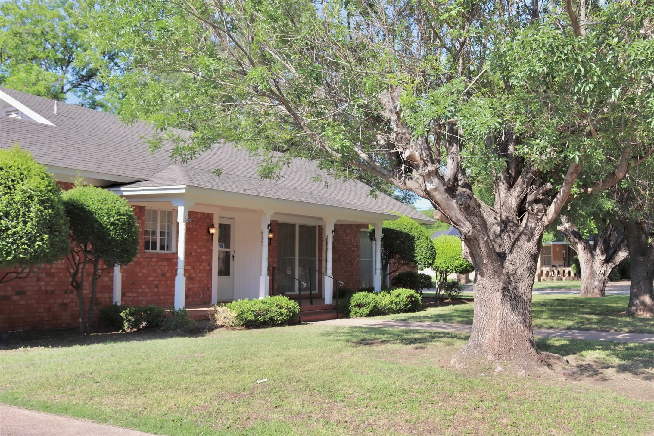 Single Family Residence For Sale in Runnels County , 211 Spill Street, Winters, Texas 79567, 3 Bedroom, 2 Bathroom, 2 Garage spaces, 2,812 Sqft, built in 1975, mls#21258621, Real Estate Agent in Winters, Homes For Sale in Runnels county, Homes For Sale in Winters, Realtor in Winters Texas, Real Estate Brokerage Independent Realty Texas, Luminita Cordes Realtor